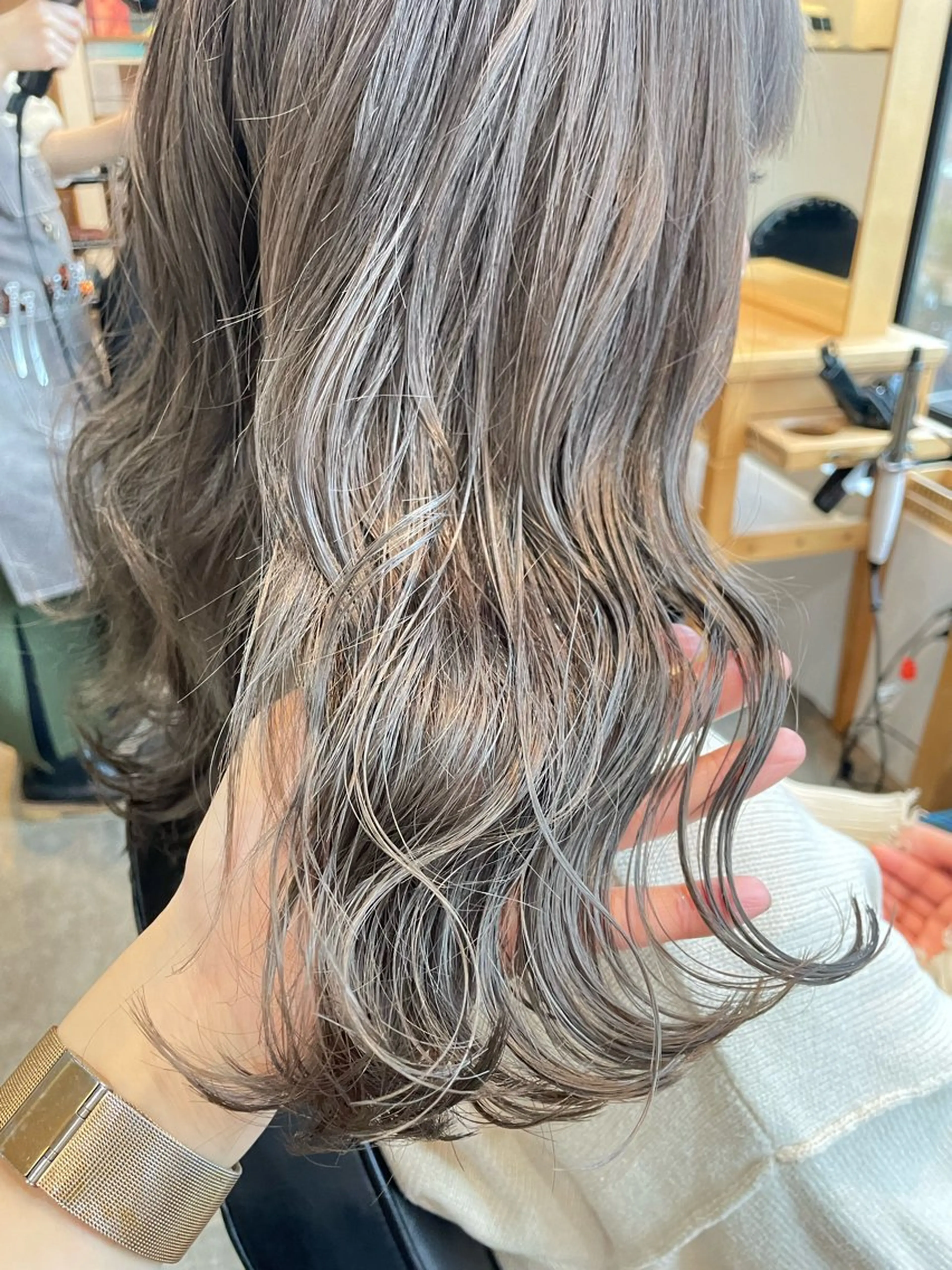 セミロング ブリーチなしベージュ カラー佐藤華厘のヘアスタイル