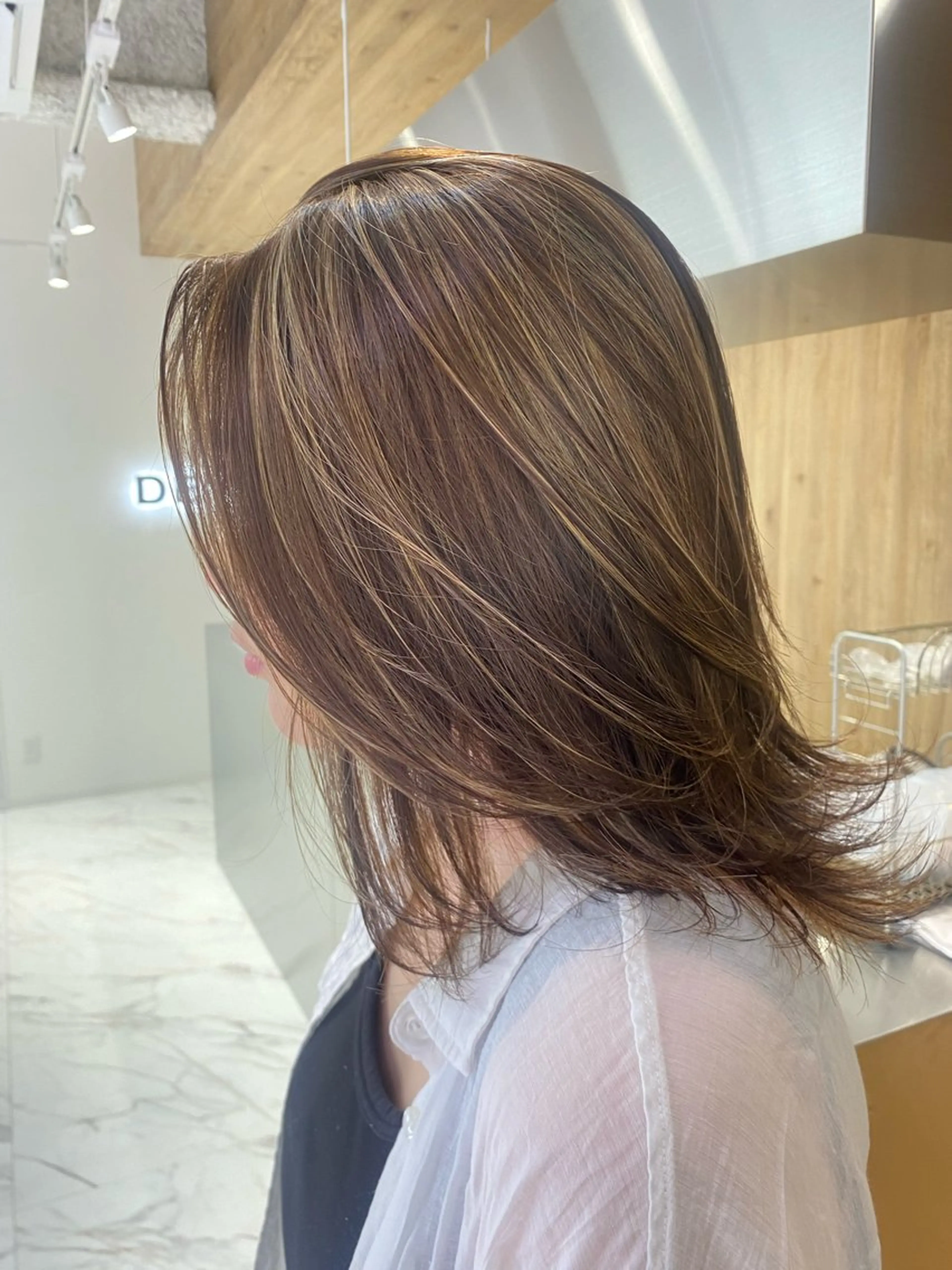 ミディアム ハイライト 都筑 莉佳子のヘアスタイル