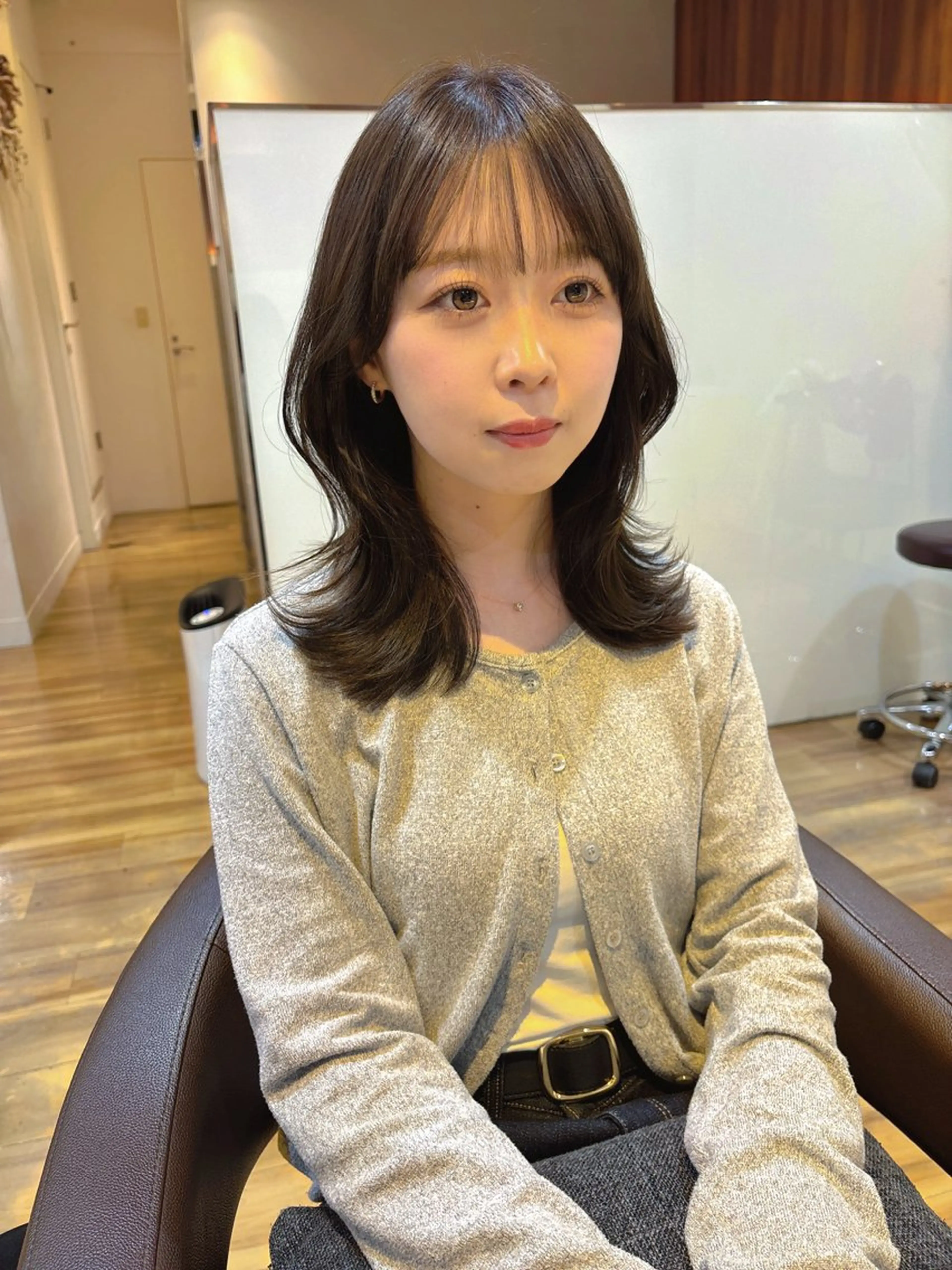ミディアム カラー グレージュ オリーブグレージュ オリーブグレー くびれヘア カット ヘアカラー トリートメント レイヤーカット /透明感/千葉怜寿のヘアスタイル