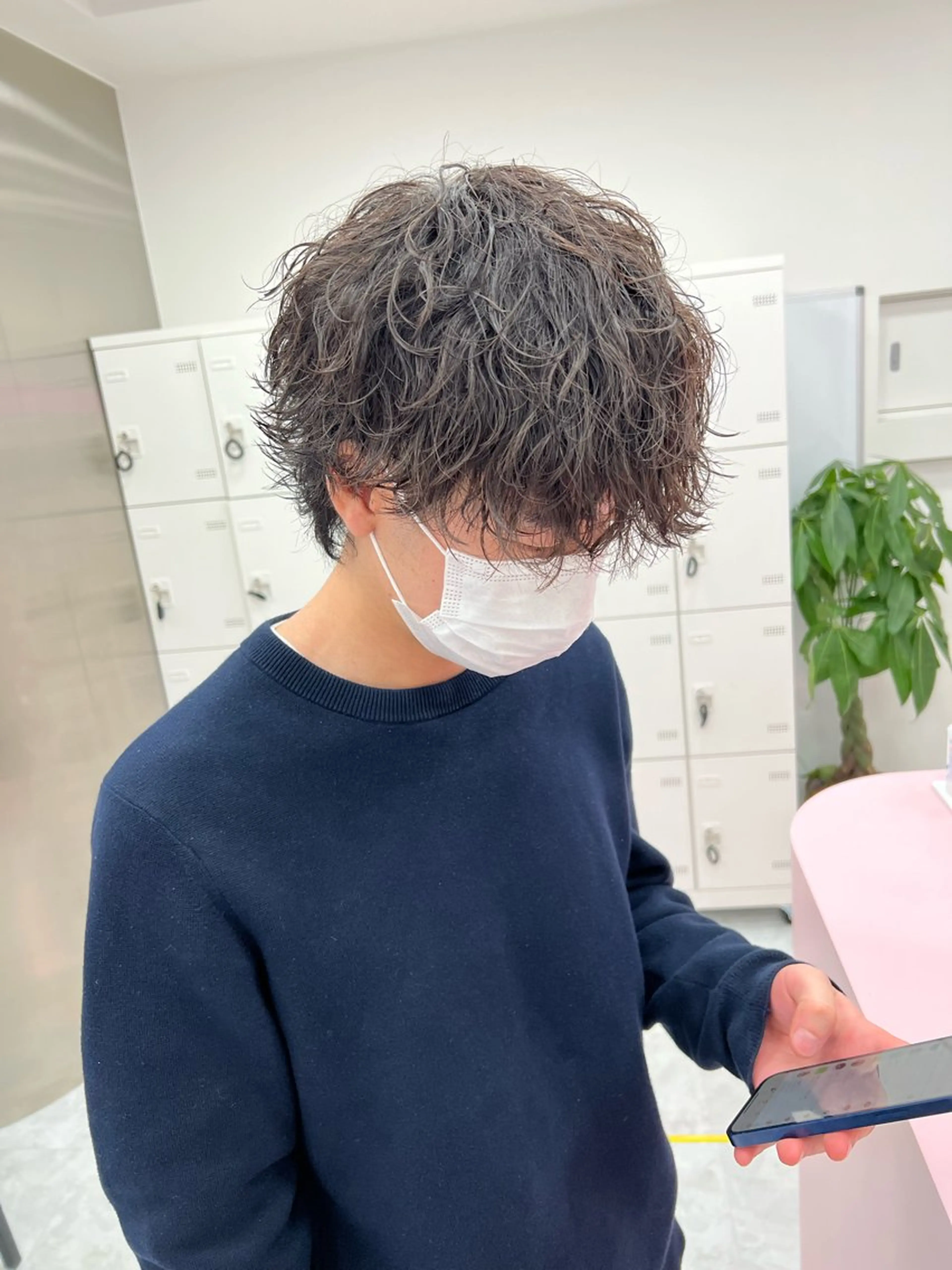 ミディアム パーマ メンズ ミディアムパーマ センターパート メンズ韓国風 韓国マッシュ マッシュウルフ メンズパーマ特化 TAIGAのヘアスタイル