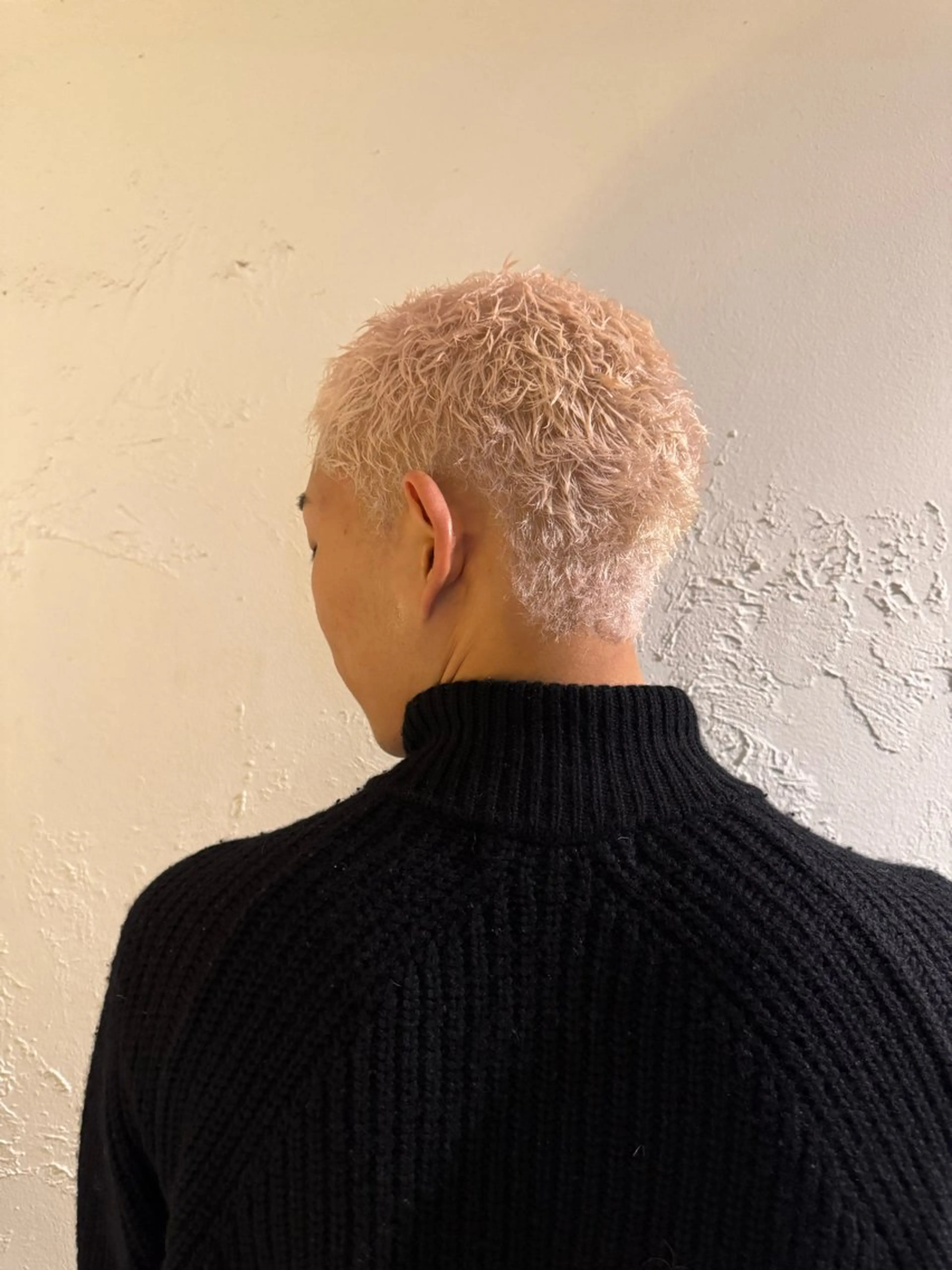 ショート カラー パーマ メンズ センターパート ダウンパーマ フェードカット メンズハイライト メンズパーマ カット ヘアカラー パーマ 💈メンズ特化💈 TASUKUのヘアスタイル