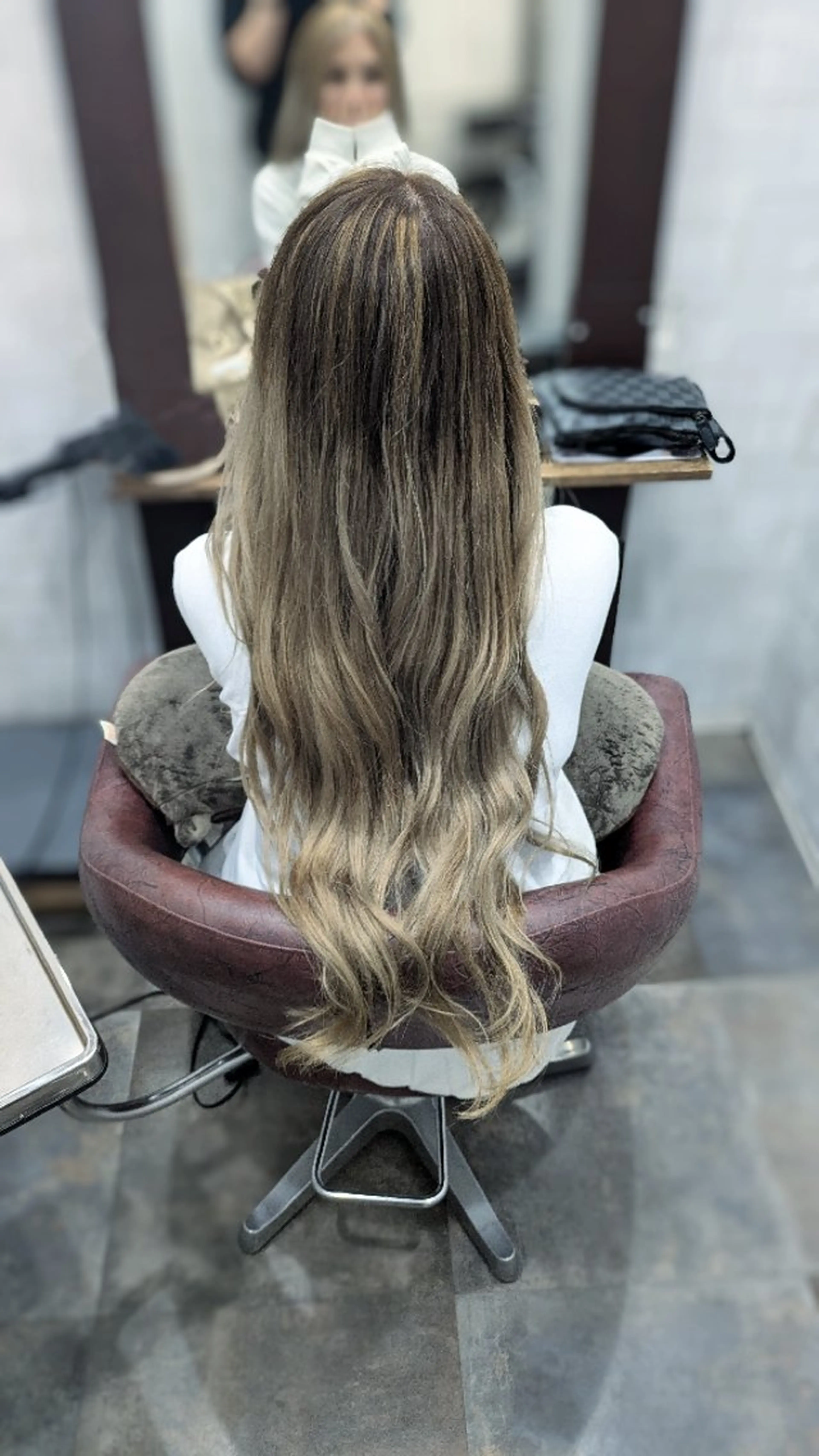 ロング カラー アディクシーカラー バレイヤージュ ベージュカラー ブリーチ グラデーションカラー カット ヘアカラー トリートメント メンズパーマ/顔周り レイヤーカット/えののヘアスタイル