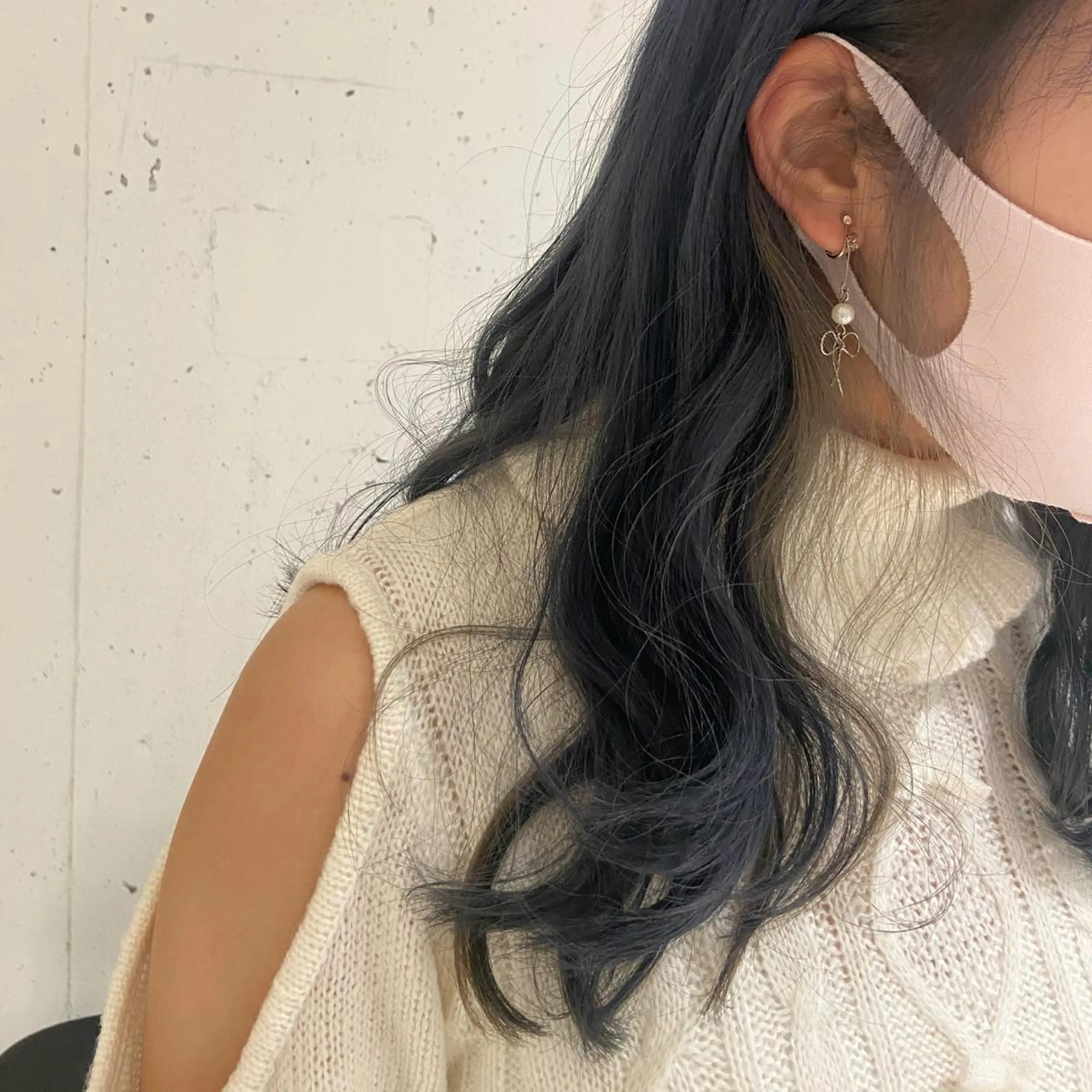 セミロング カラー ベージュカラー 黒髪 ブリーチ ブルーカラー ブルーブラック カジュアルを女っぽく 𝗮𝘆𝗮𝗰𝗼のヘアスタイル