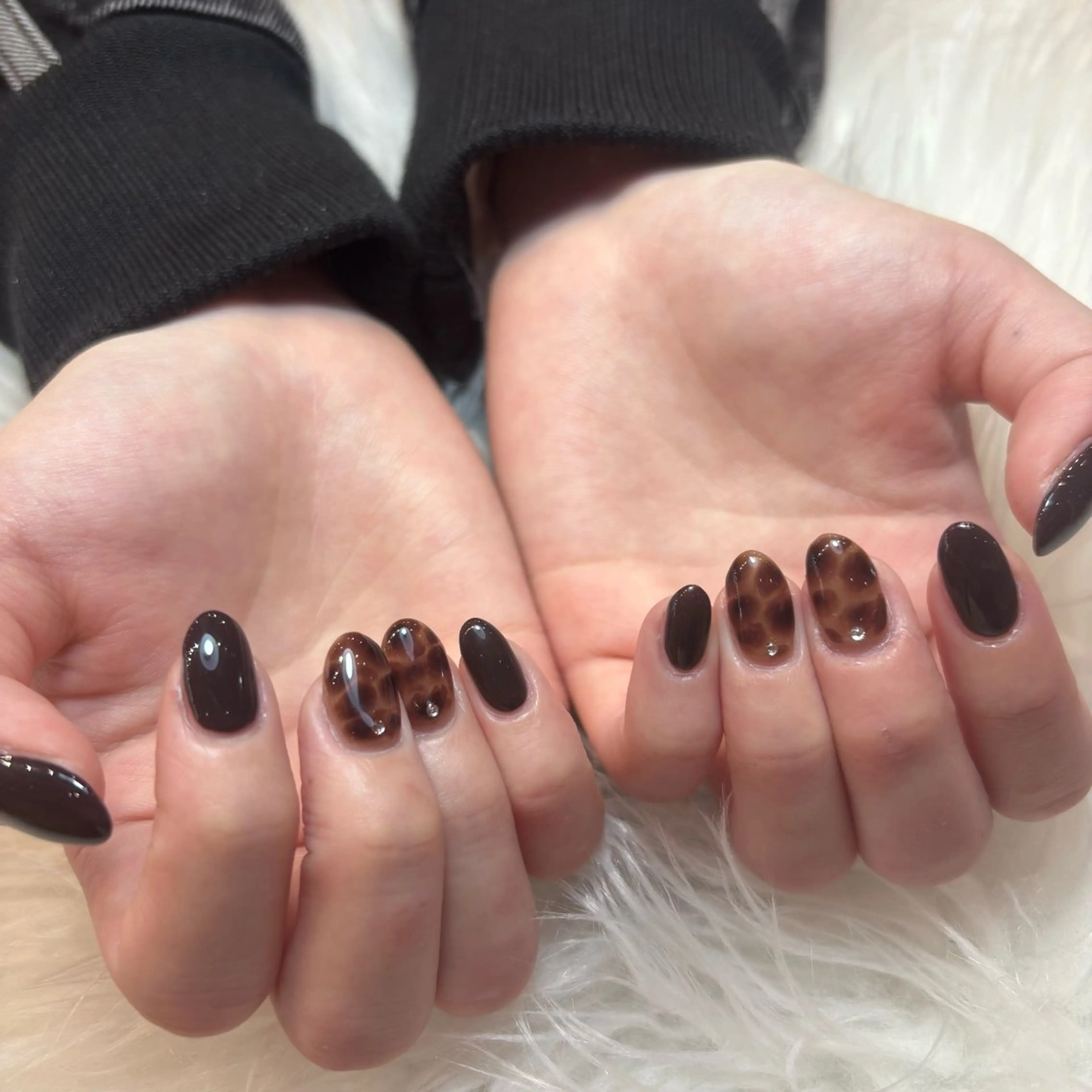 ネイル べっ甲ネイル ハンドネイル LIB VALLA Yuri🍭🖤のネイルデザイン