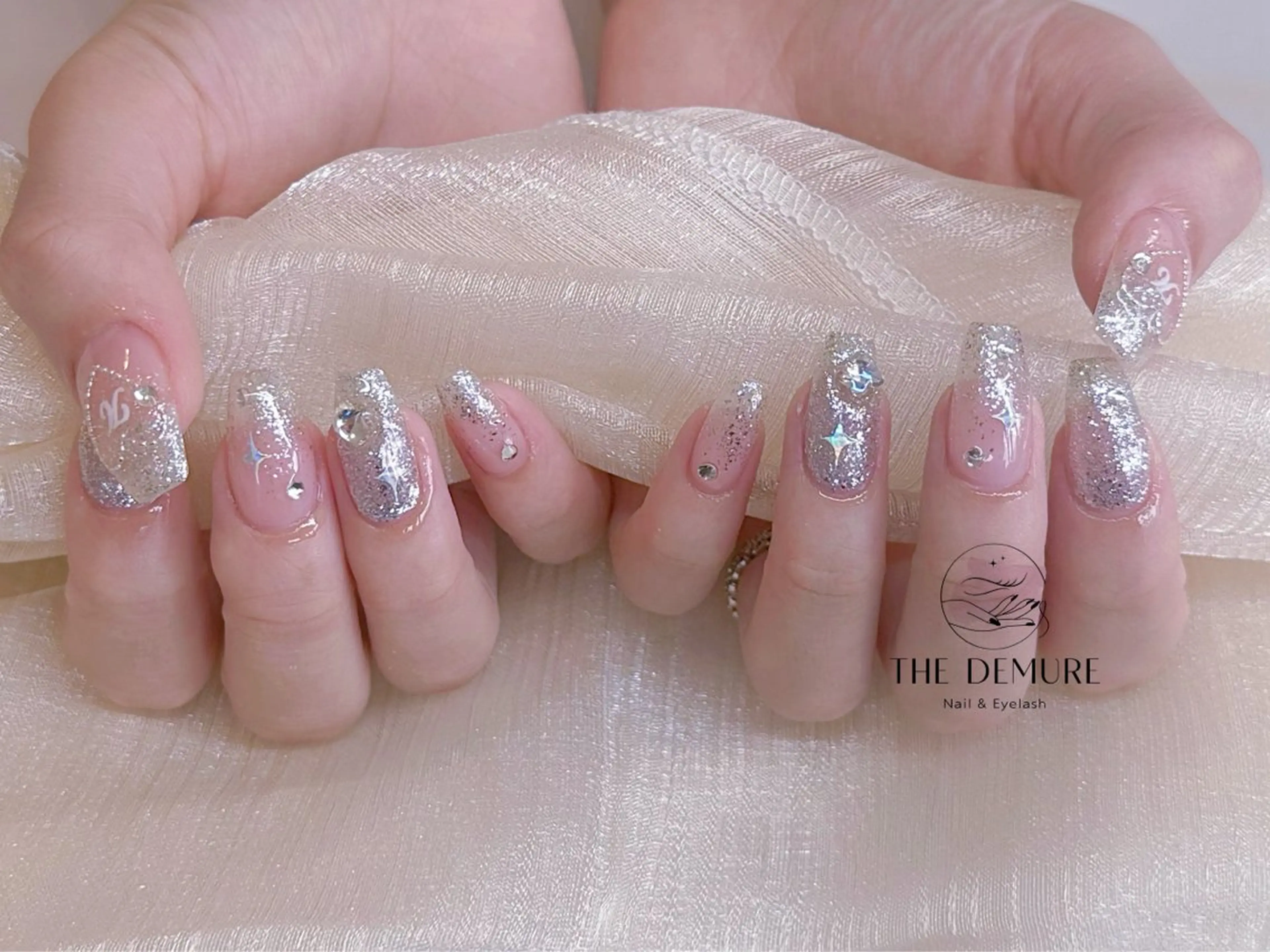 ネイル アートネイル キラキラネイル 韓国ネイル 水色 ロングネイル ハンドネイル ハンドケア NailDemure 【銀座店】のネイルデザイン