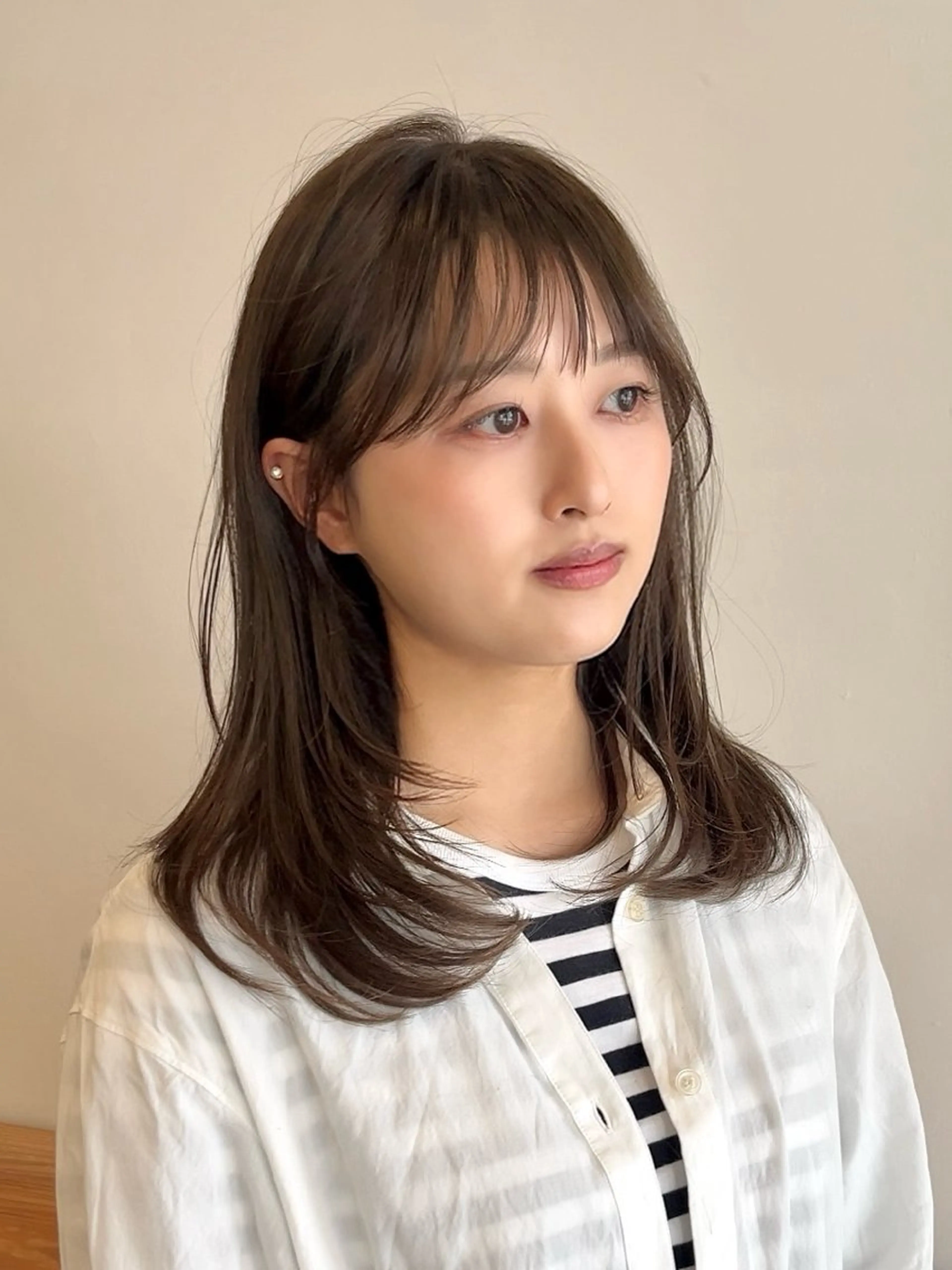 ミディアム カラー グレージュ くびれヘア 顔まわりレイヤー 韓国風ヘア レイヤーカット カット ヘアカラー VIEW EHIME 齋藤  あつきのヘアスタイル