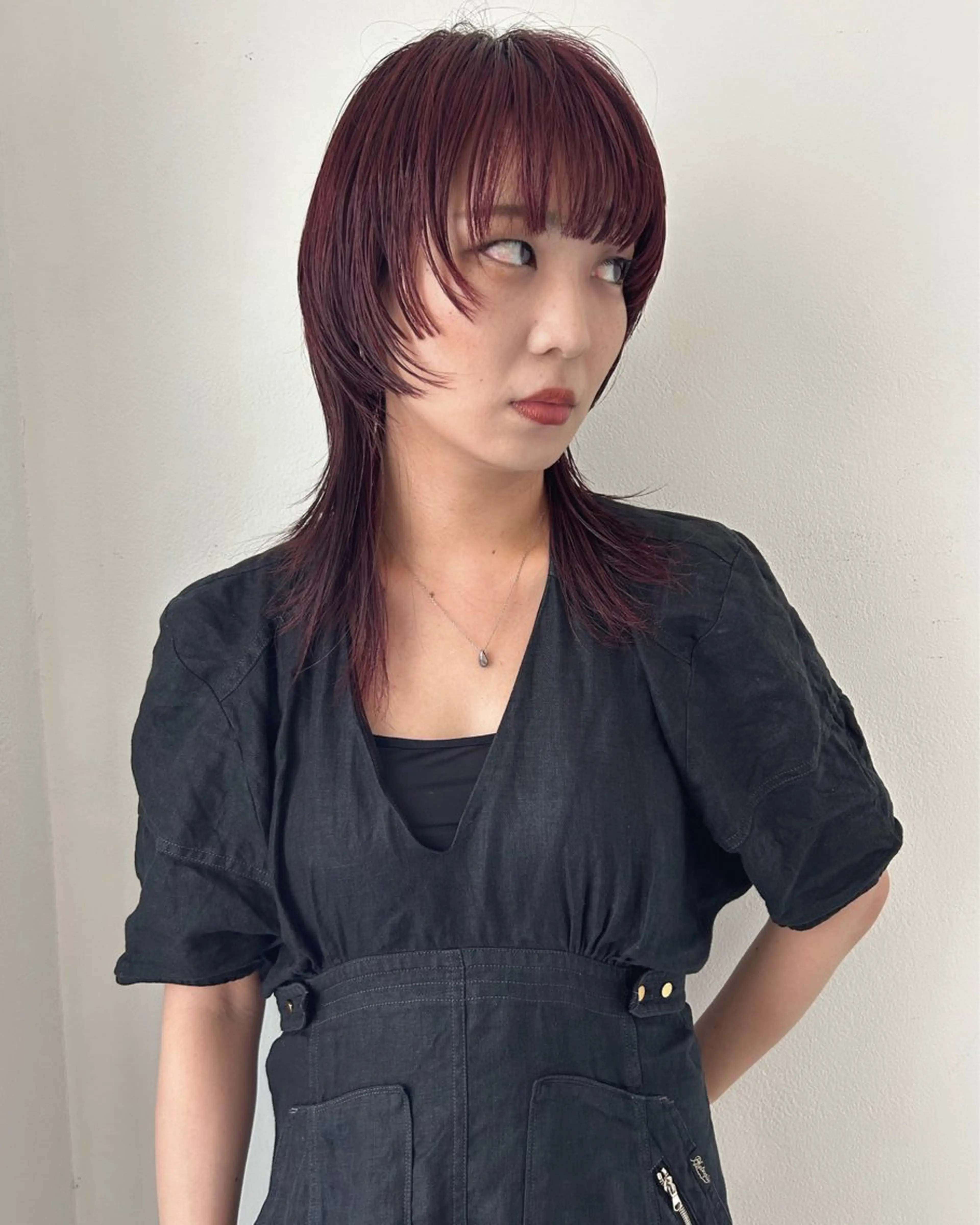 セミロング カラー ボルドーカラー ウルフカット カット ヘアカラー トリートメント Loom.所属・村上雅人 ナチュラルモードのヘアスタイル