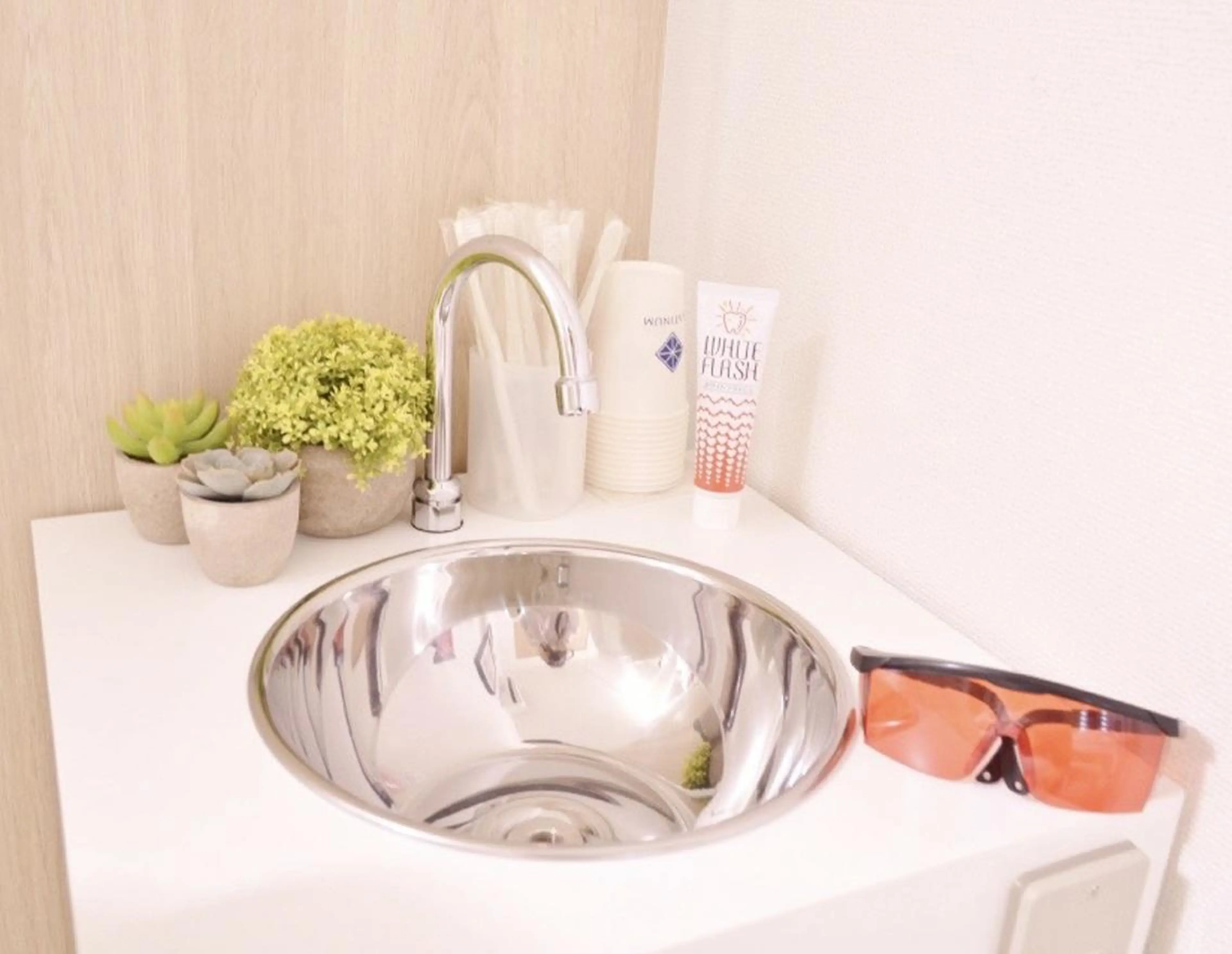 たばこ😃🚬やコーヒー☕の濃いめの着色の方に！初回40分でしっかり着色落とし！3,980円‼️メンズに人気です😌の写真