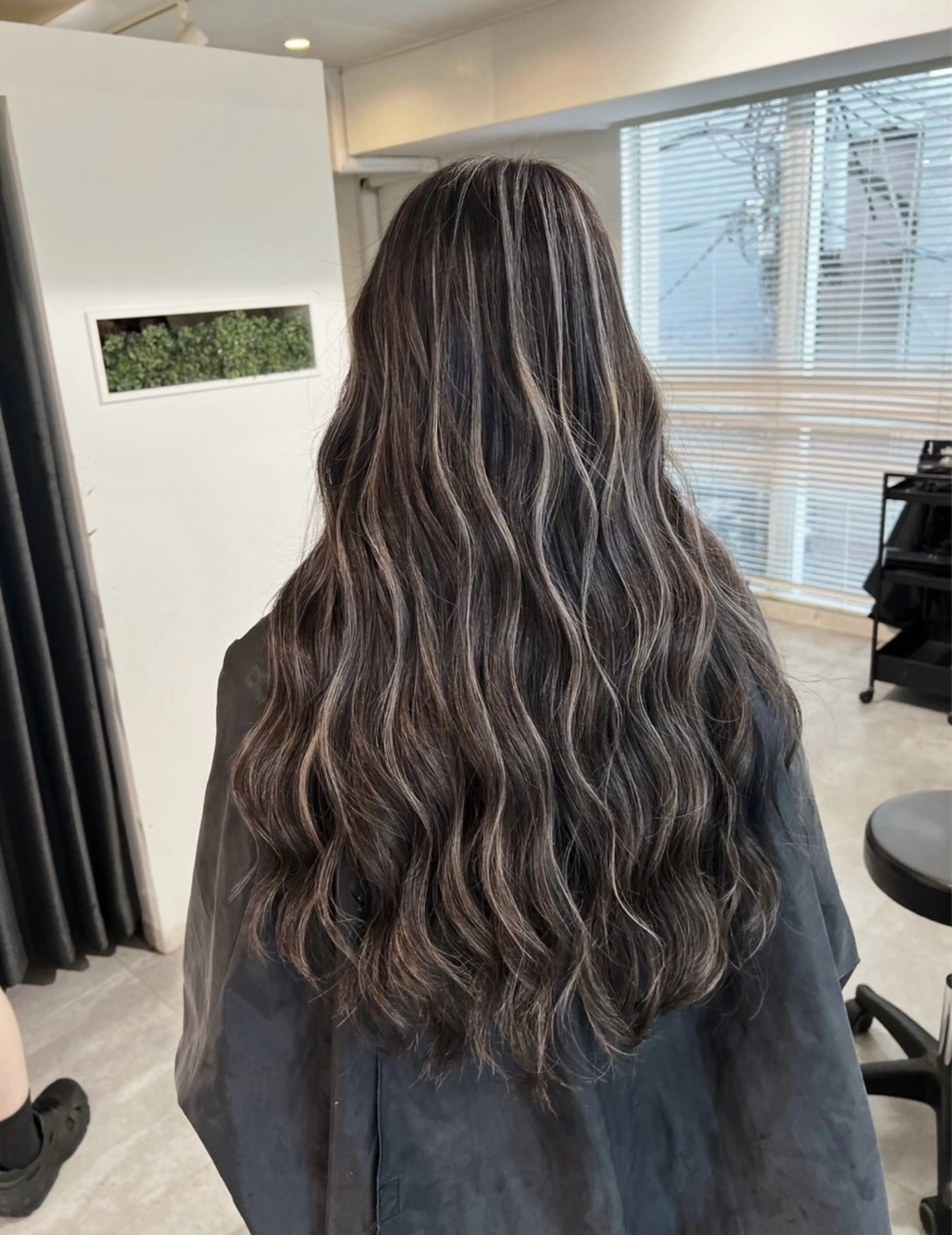 ロング カラー ダークグレー ダークグレージュ グレージュ ハイライトカラー ハイライト ヘアカラー トリートメント ROBIN所属・指名数No.1 /NAOYAのヘアスタイル