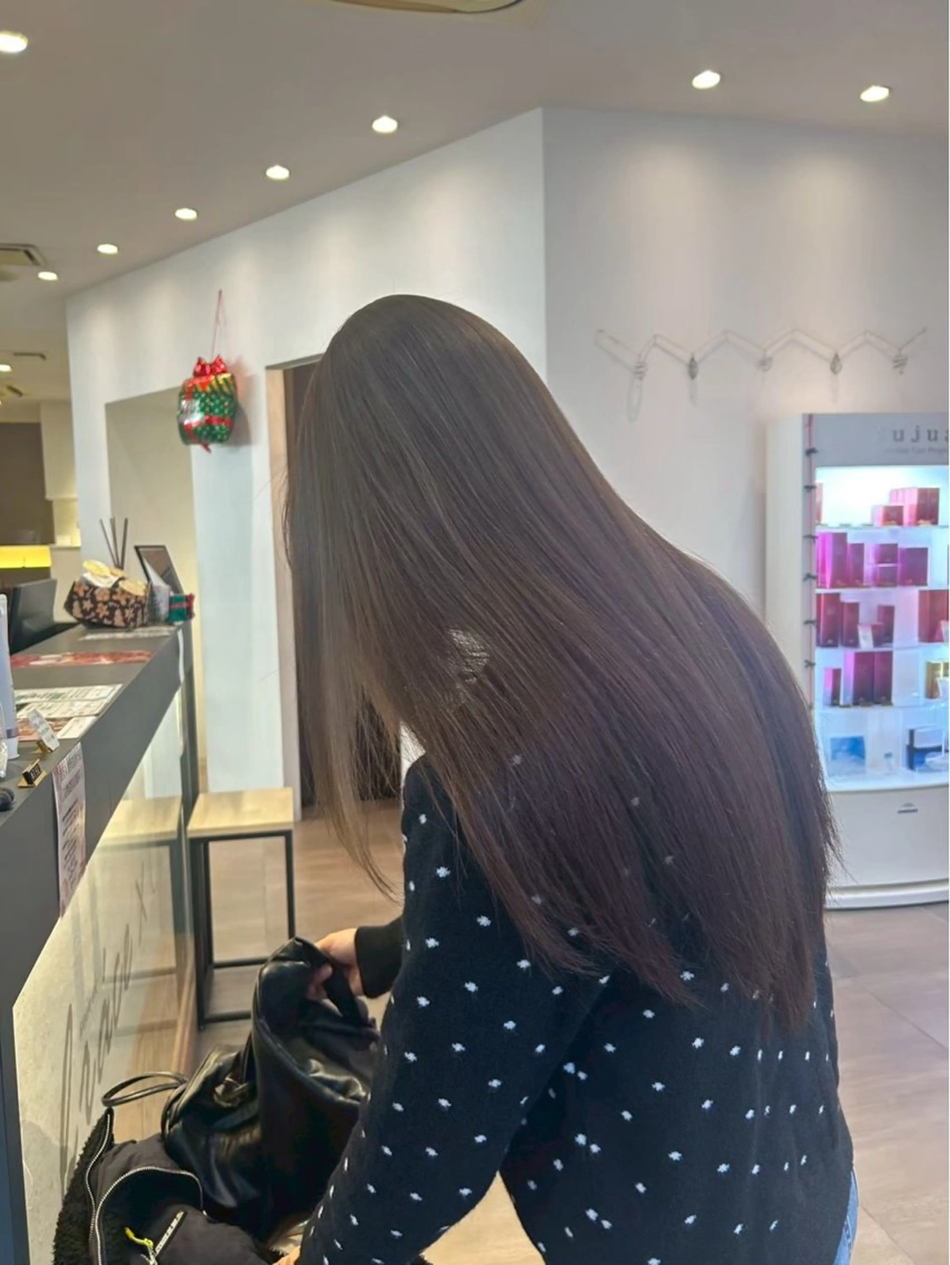 ロング カラー 岩岡 つなみのヘアスタイル