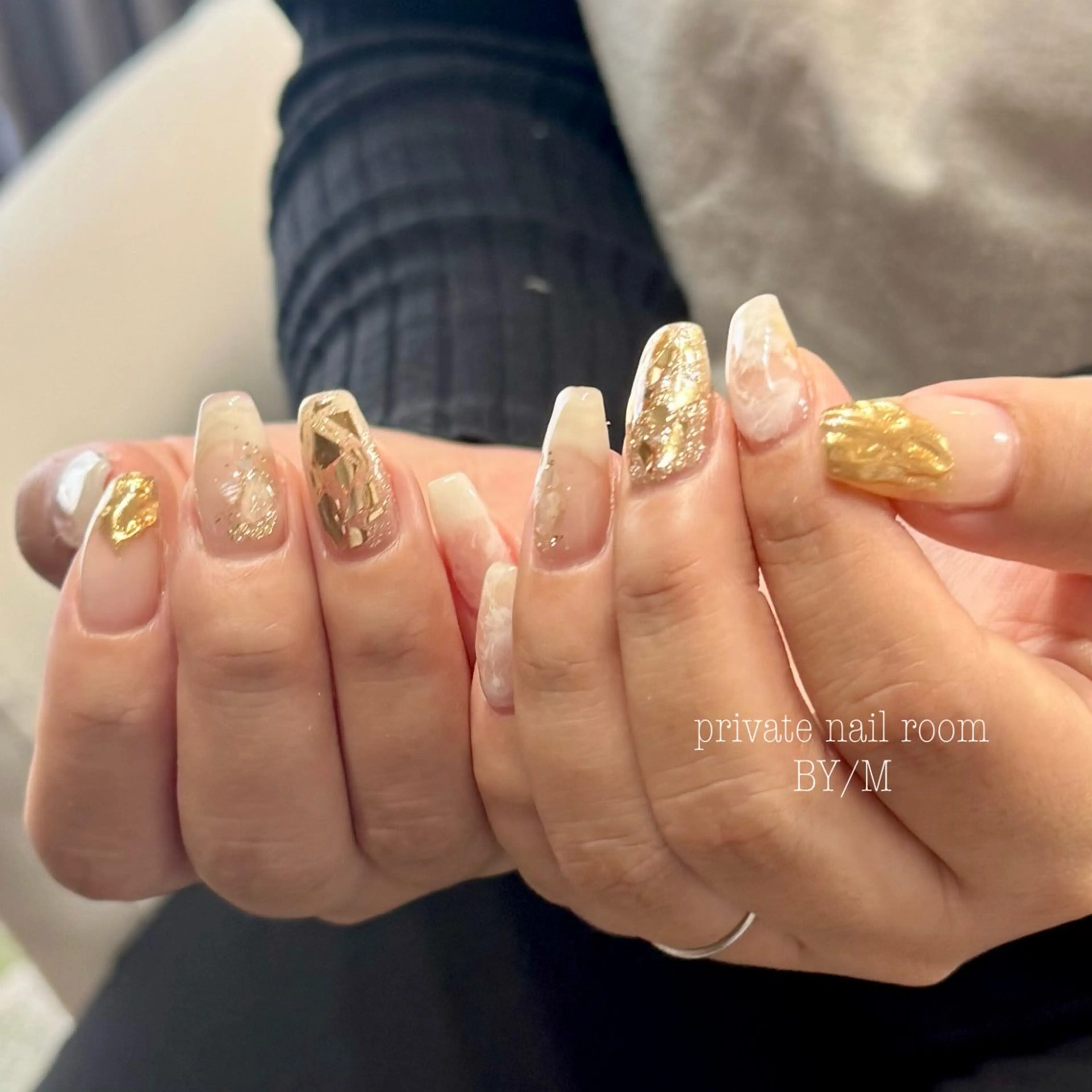 ネイル ゴールド 持ち込み ニュアンスネイル ホワイト ハンドネイル BY / Mのネイルデザイン