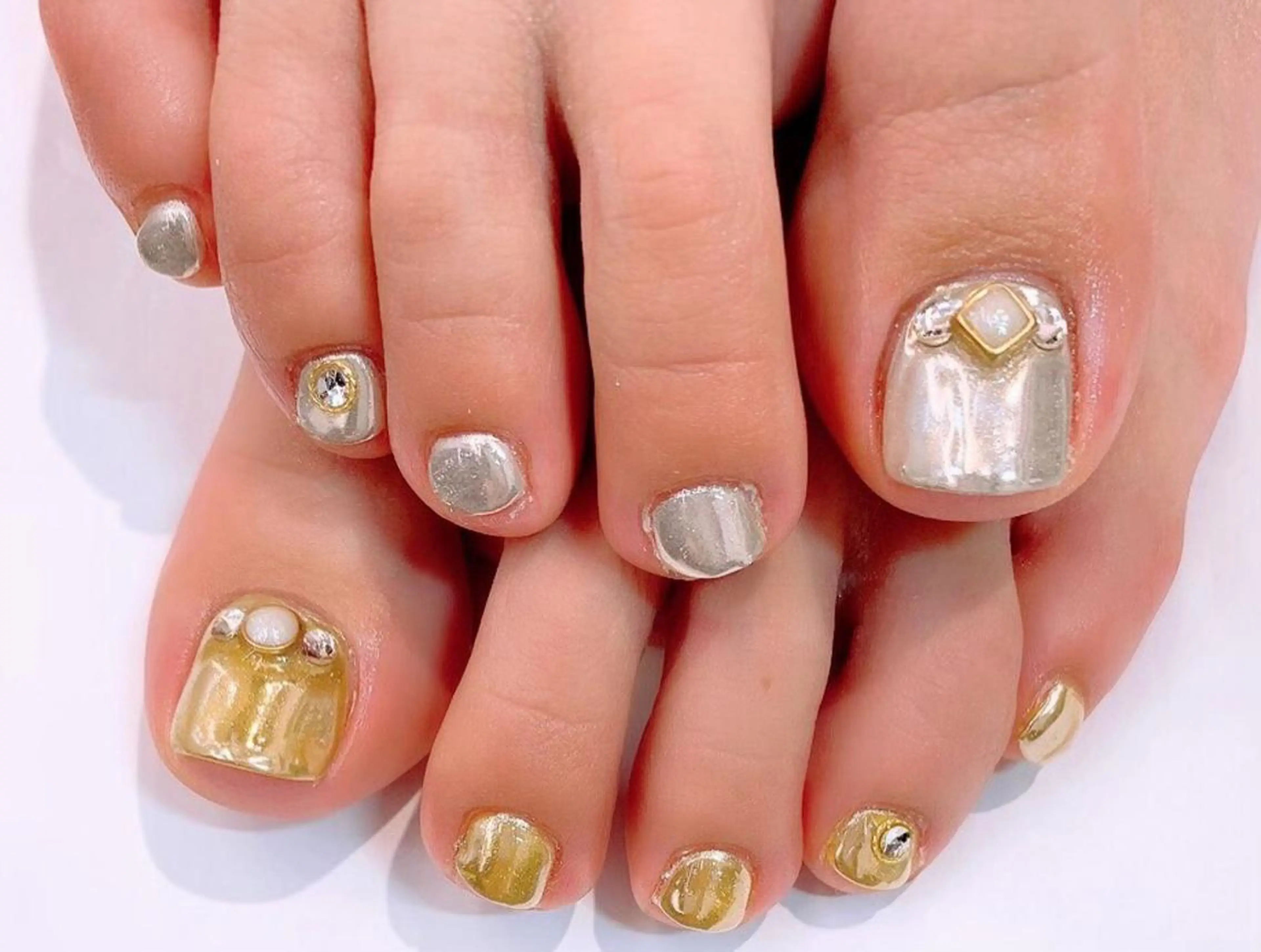 ネイル ミラーネイル フットネイル 🦋AYNIL🦋 ナチュラル専門店♥️のネイルデザイン