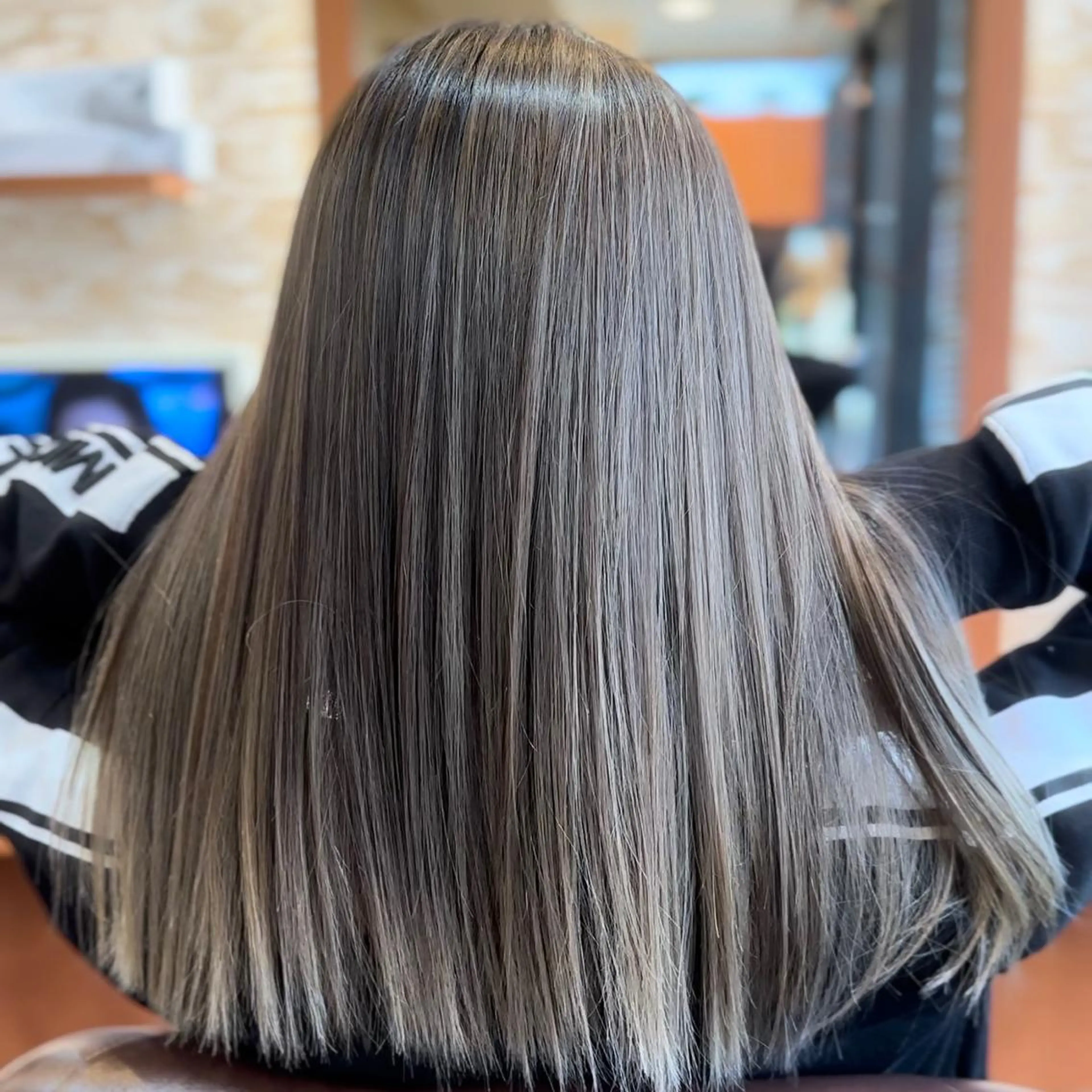 セミロング カラー バレイヤージュ ベージュカラー ホワイトベージュ レイヤーカット 小川 修平のヘアスタイル