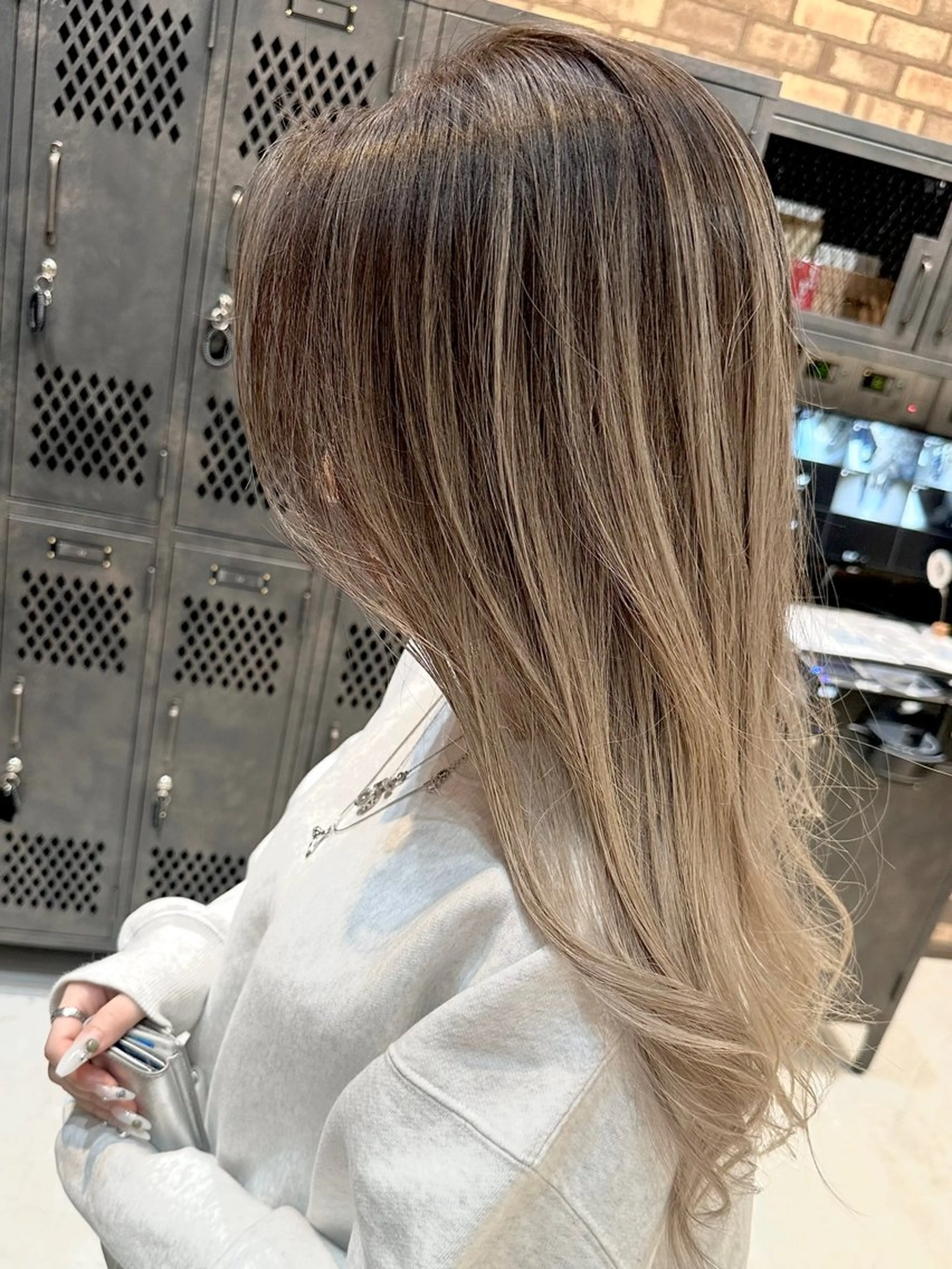 ロング レイヤーカット ヘアカラー 🔷ブリーチバレイヤ ージュ🔷飯野達也のヘアスタイル