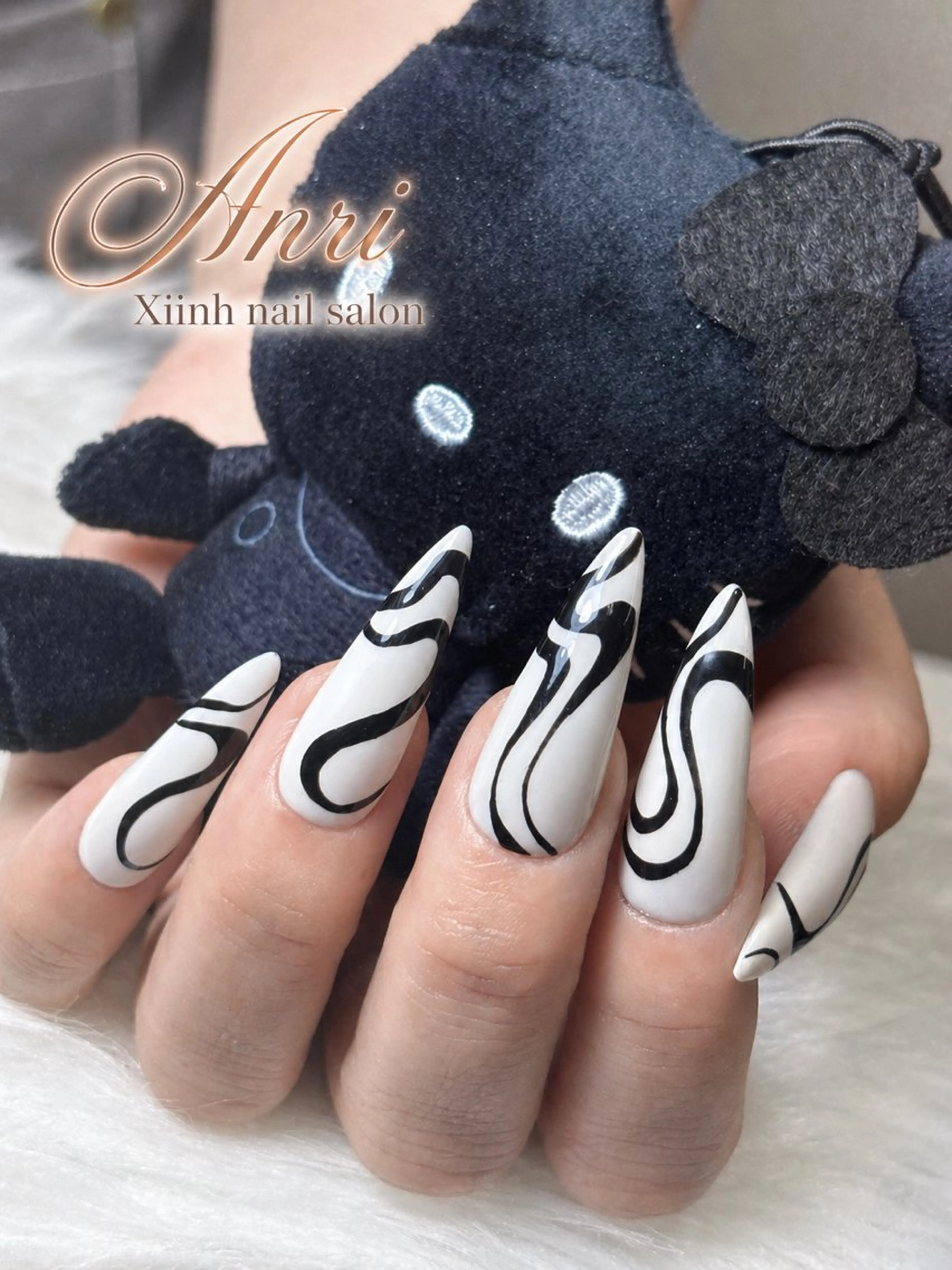 ネイル チークネイル 長さ出し フットネイル ジェルネイル 卒業式 𝓐𝓷𝓻𝓲 XiinhNailのネイルデザイン