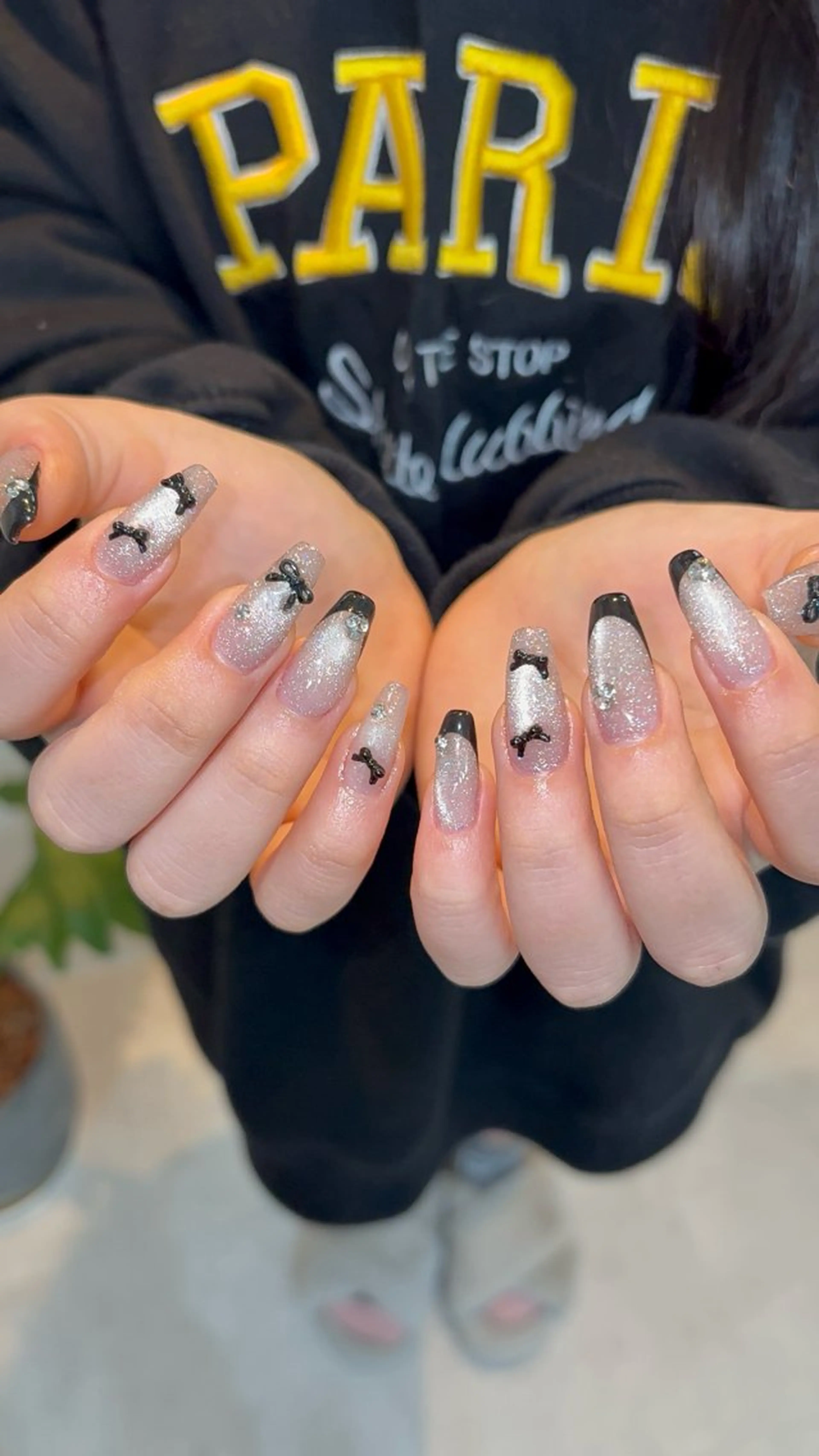 ネイル フラッシュネイル フレンチネイル ガーリー マグネットネイル リボン nué nail 【halu】のネイルデザイン