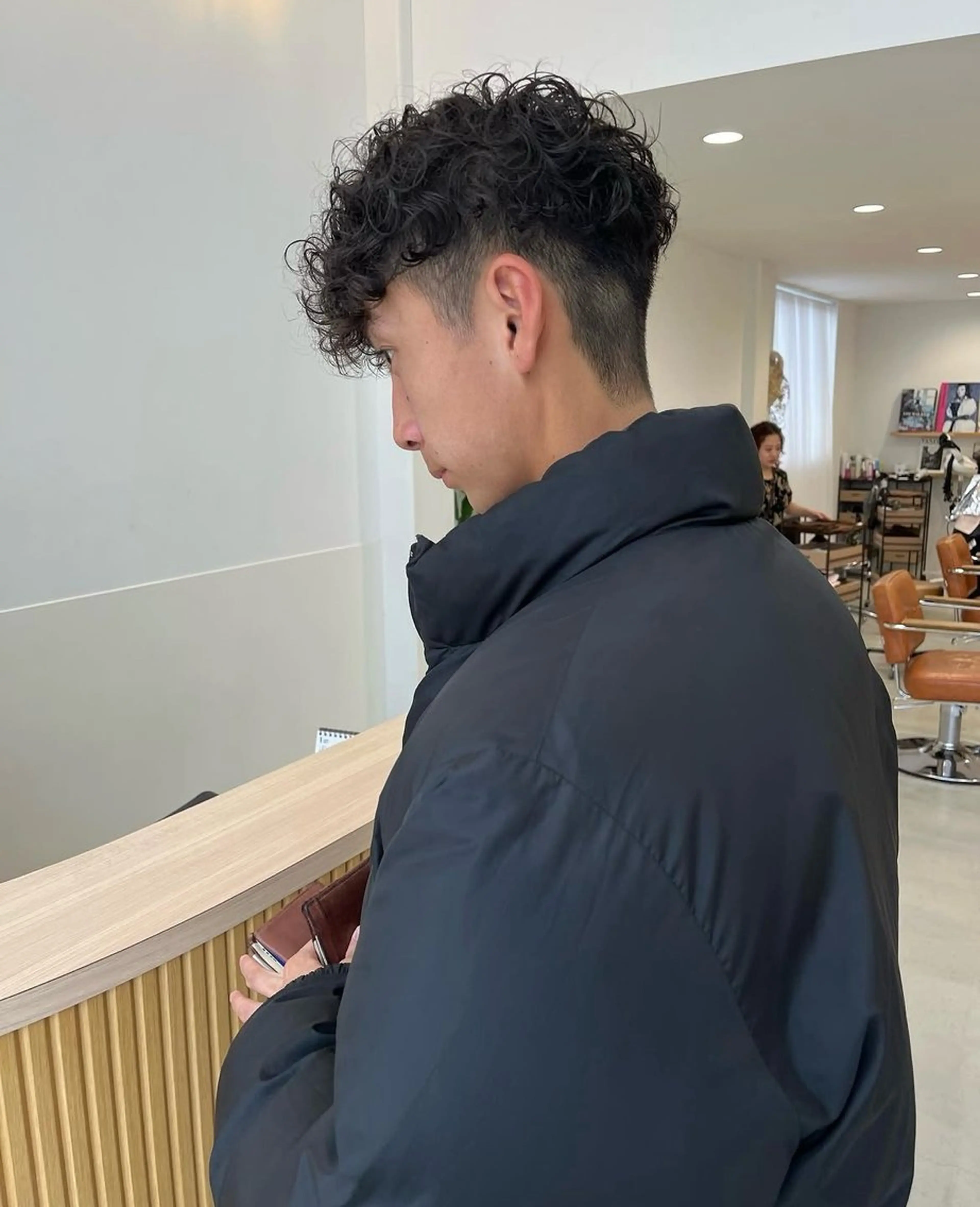 ショート パーマ メンズ フェザーパーマ メンズパーマ プードルパーマ メンズツイストパーマ 波巻きパーマ 網谷 萌夏のヘアスタイル