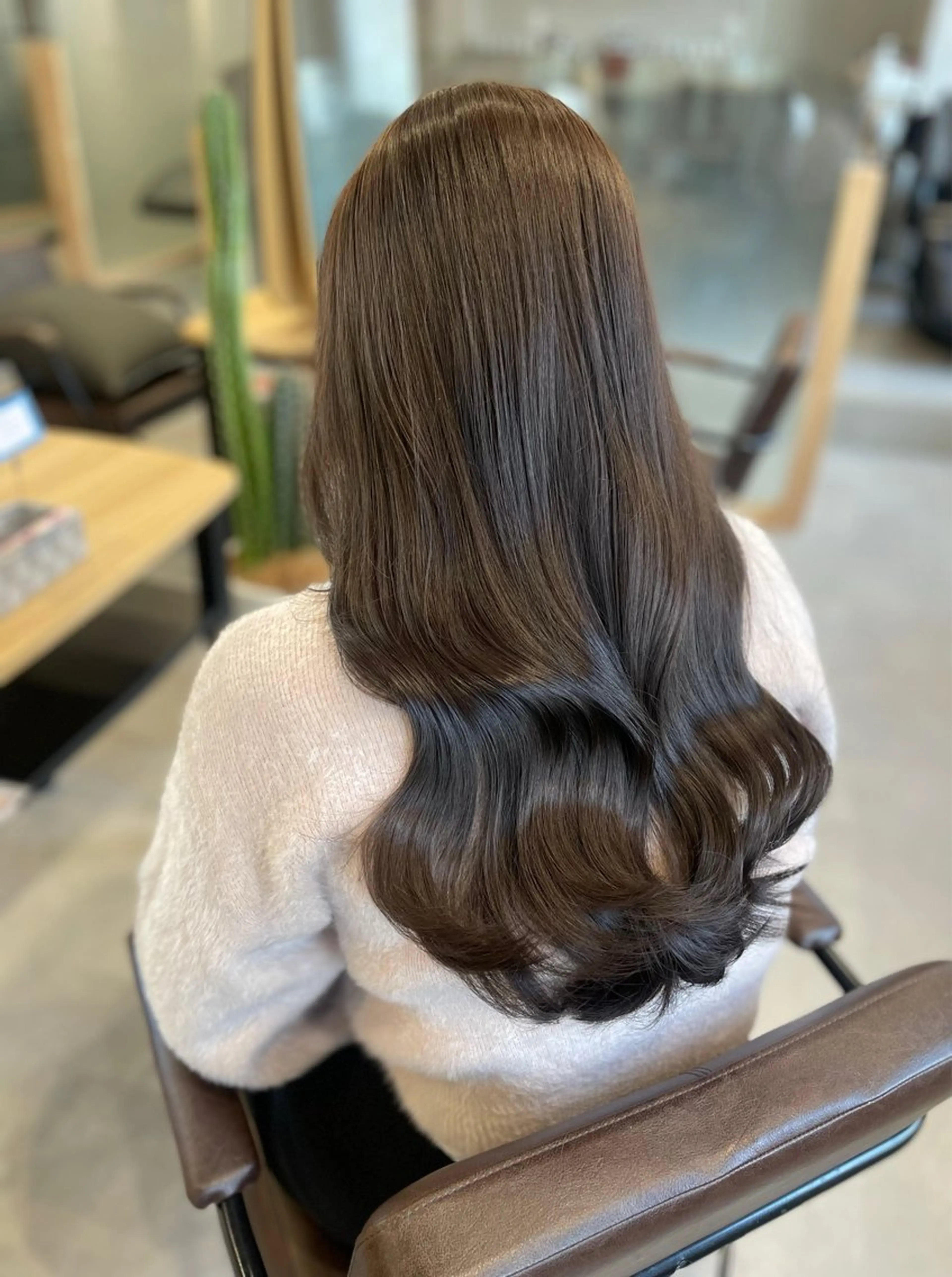 ロング チョコレートブラウン カット ヘアカラー トリートメント アキ/梅田/顔まわり /レイヤーカット/のヘアスタイル