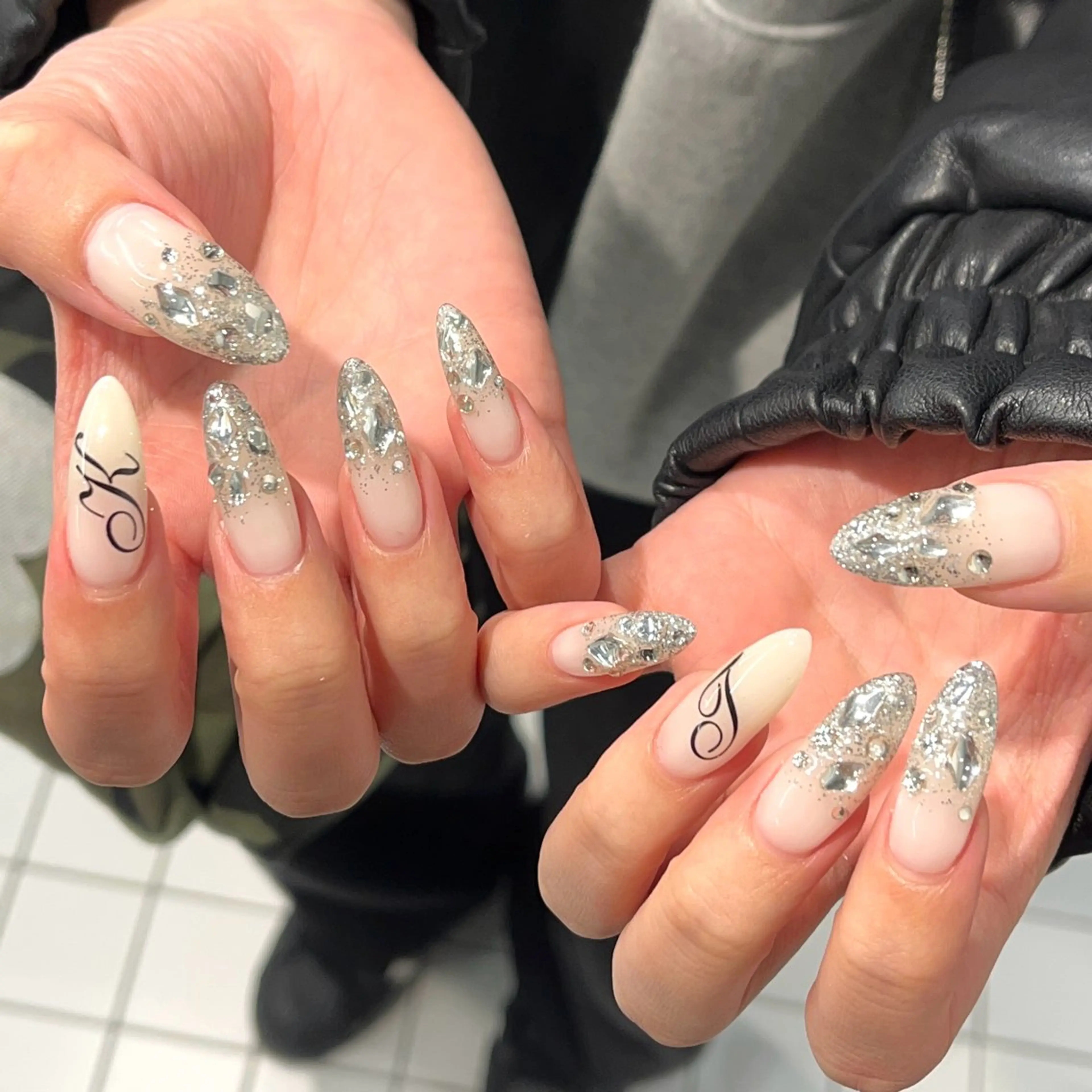 ネイル キラキラネイル ロングネイル リボン ストーンネイル 冬ネイル ハンドネイル eight nail 春菜のネイルデザイン