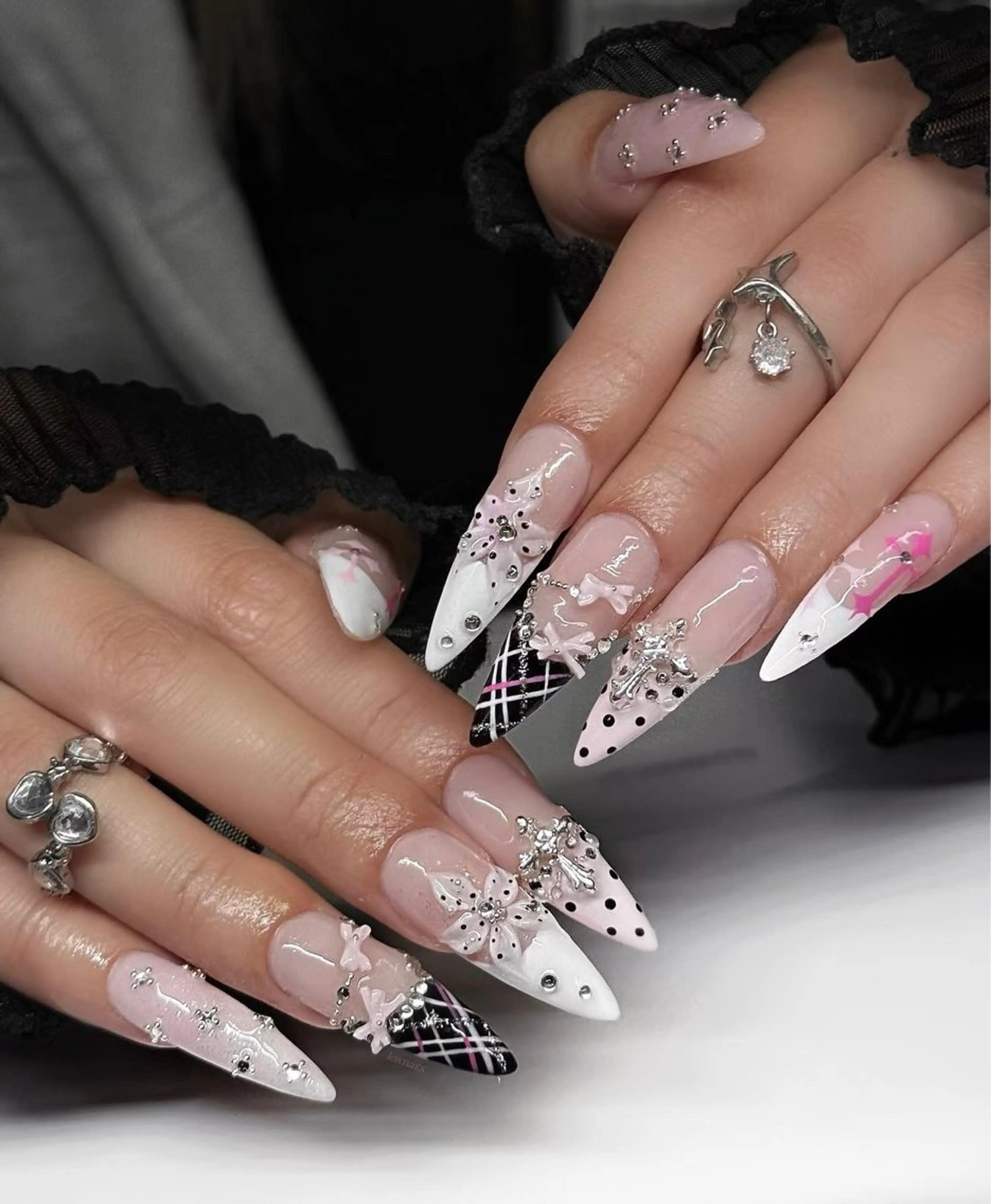 ネイル チークネイル フレンチネイル ジェルネイル ガーリー キラキラネイル ハンドネイル 高橋 雪のネイルデザイン