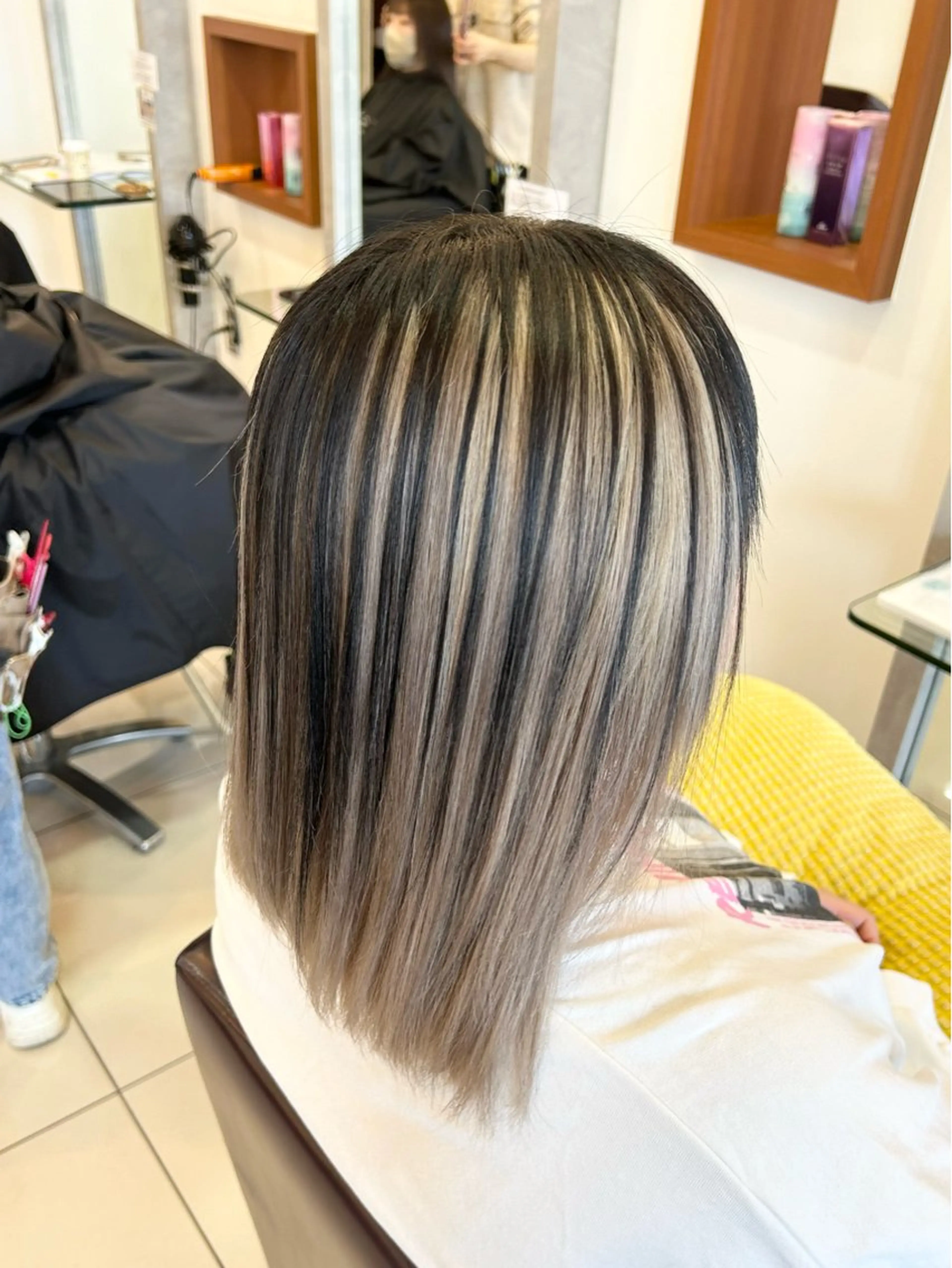ミディアム カラー デザインカラー シルバー ホワイトシルバー トリートメント トップスタイリスト 林すずかのヘアスタイル
