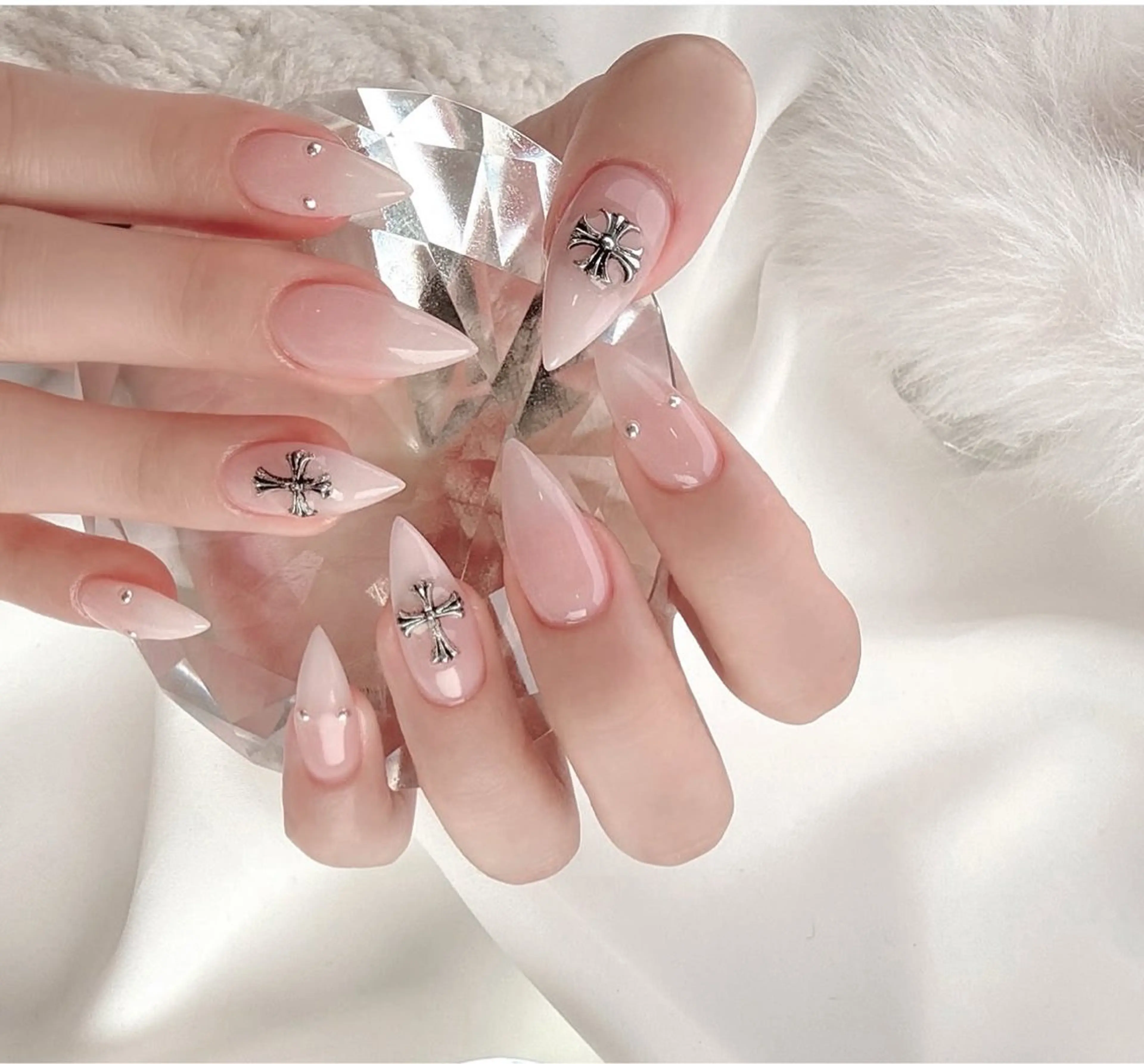 ネイル キラキラネイル マグネットネイル ぷっくりネイル 春ネイル ワンホンネイル ハンドネイル Lyna 池袋のネイルデザイン