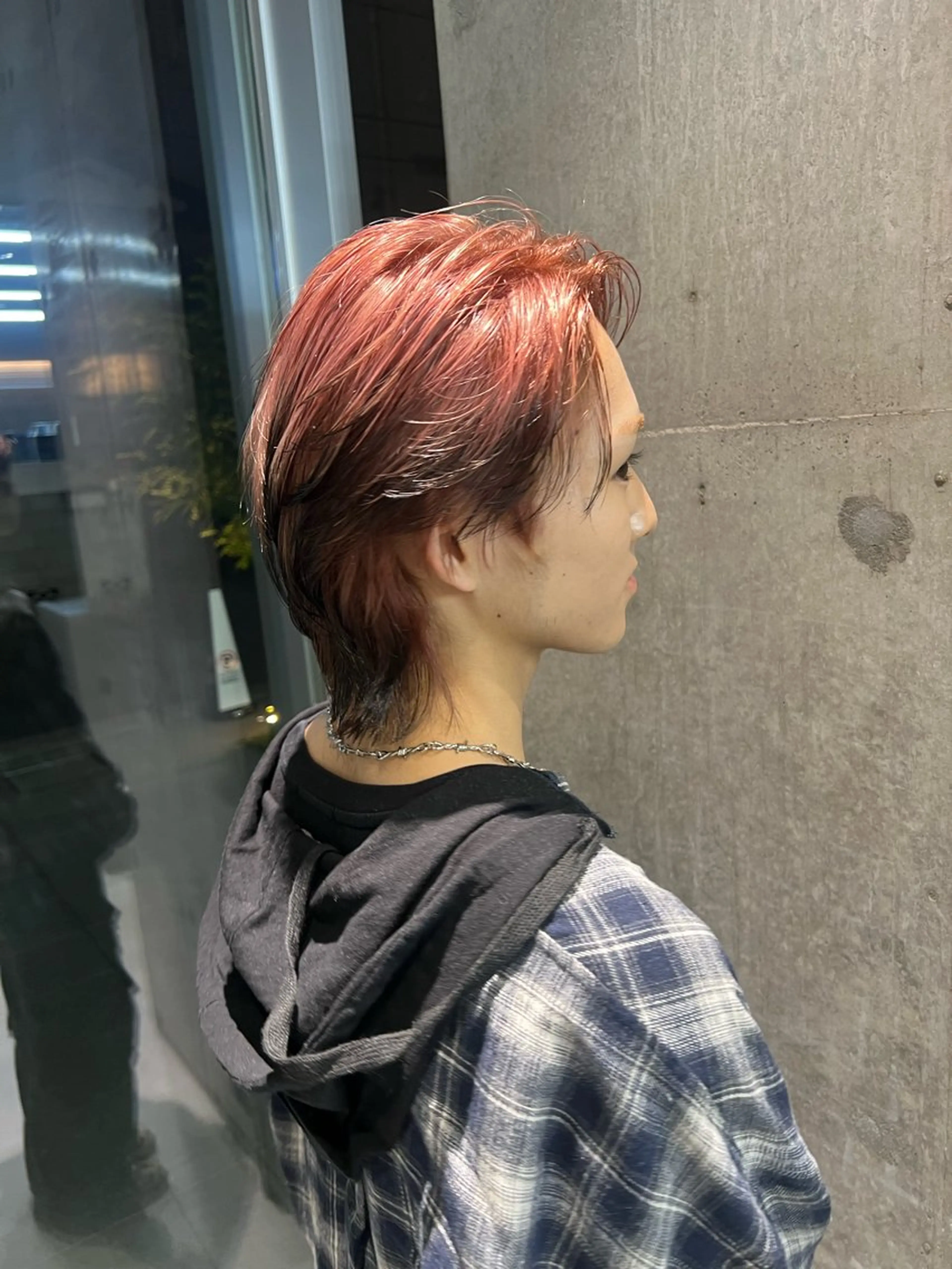 カラー メンズ メンズウルフカット 黒髪 ピンクカラー ウルフカット カット ヘアカラー 吉沢遣人/レイヤー 艶カラー/抜け感のヘアスタイル