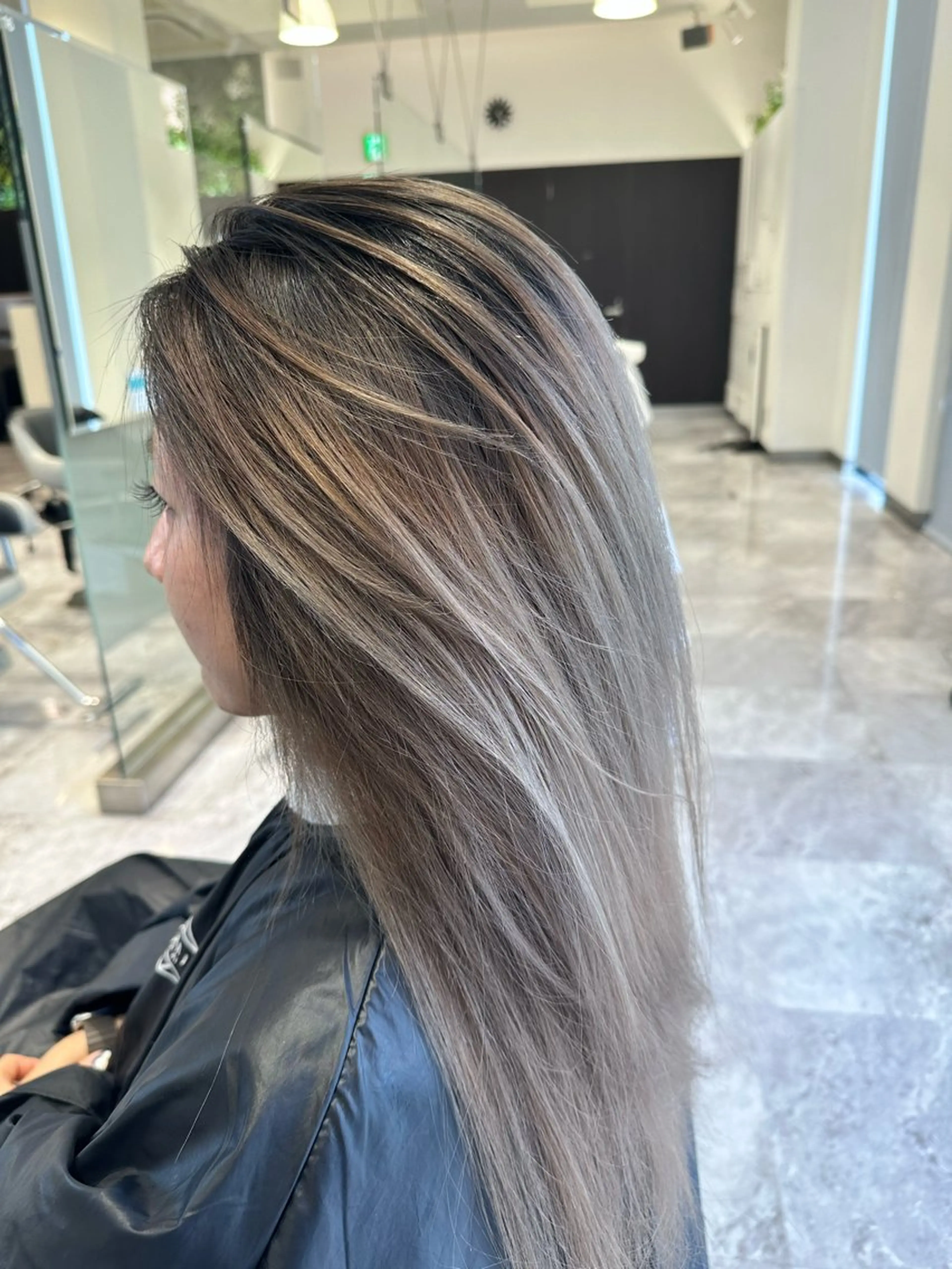 セミロング カラー ブリーチ ヘアカラー 飯澤 淳基のヘアスタイル