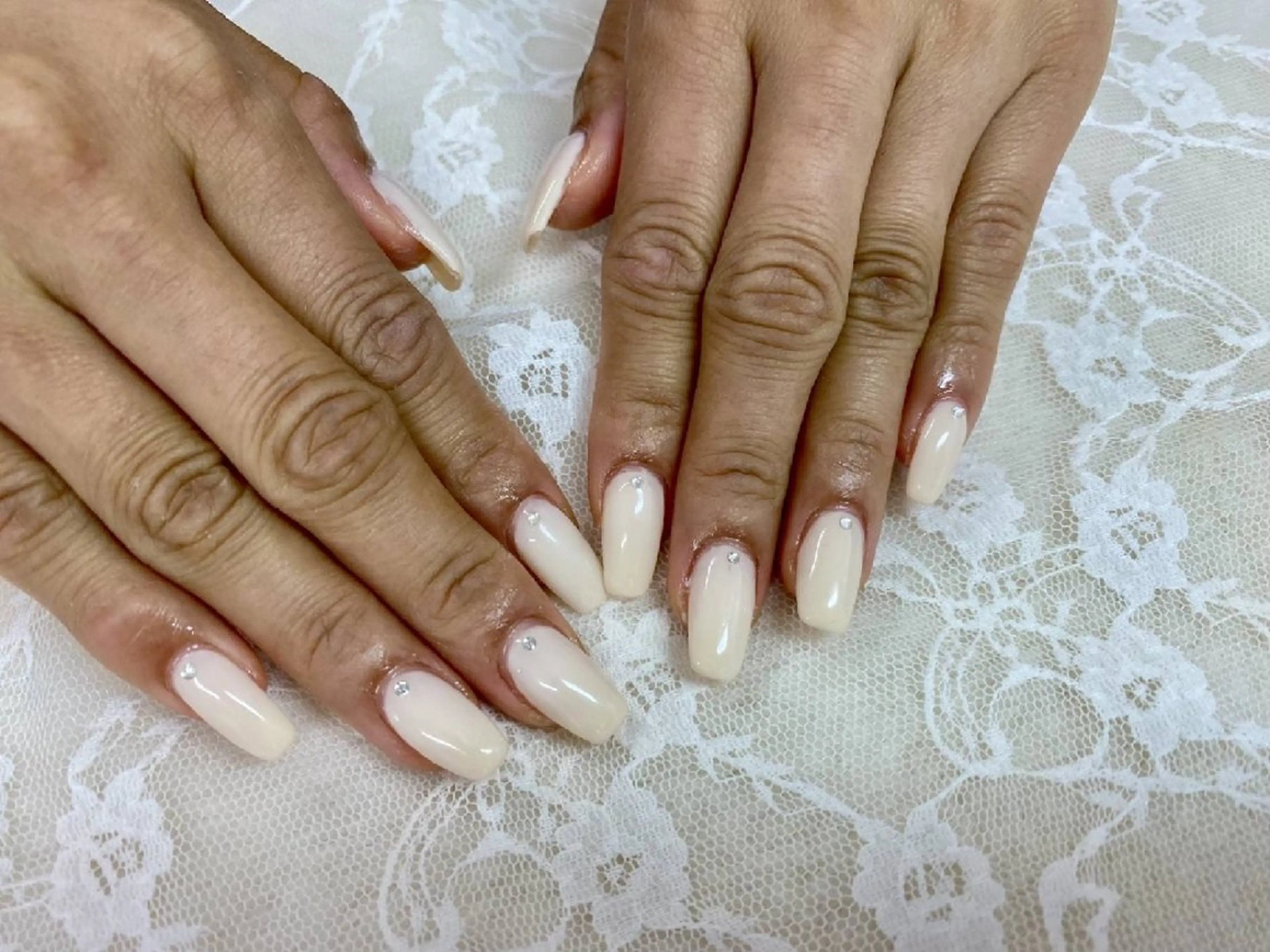 ネイル ジェルネイル ワンカラーネイル パラジェル シンプルネイル ホワイト ハンドネイル ハンドケア 心斎橋Salon Epokkuのネイルデザイン