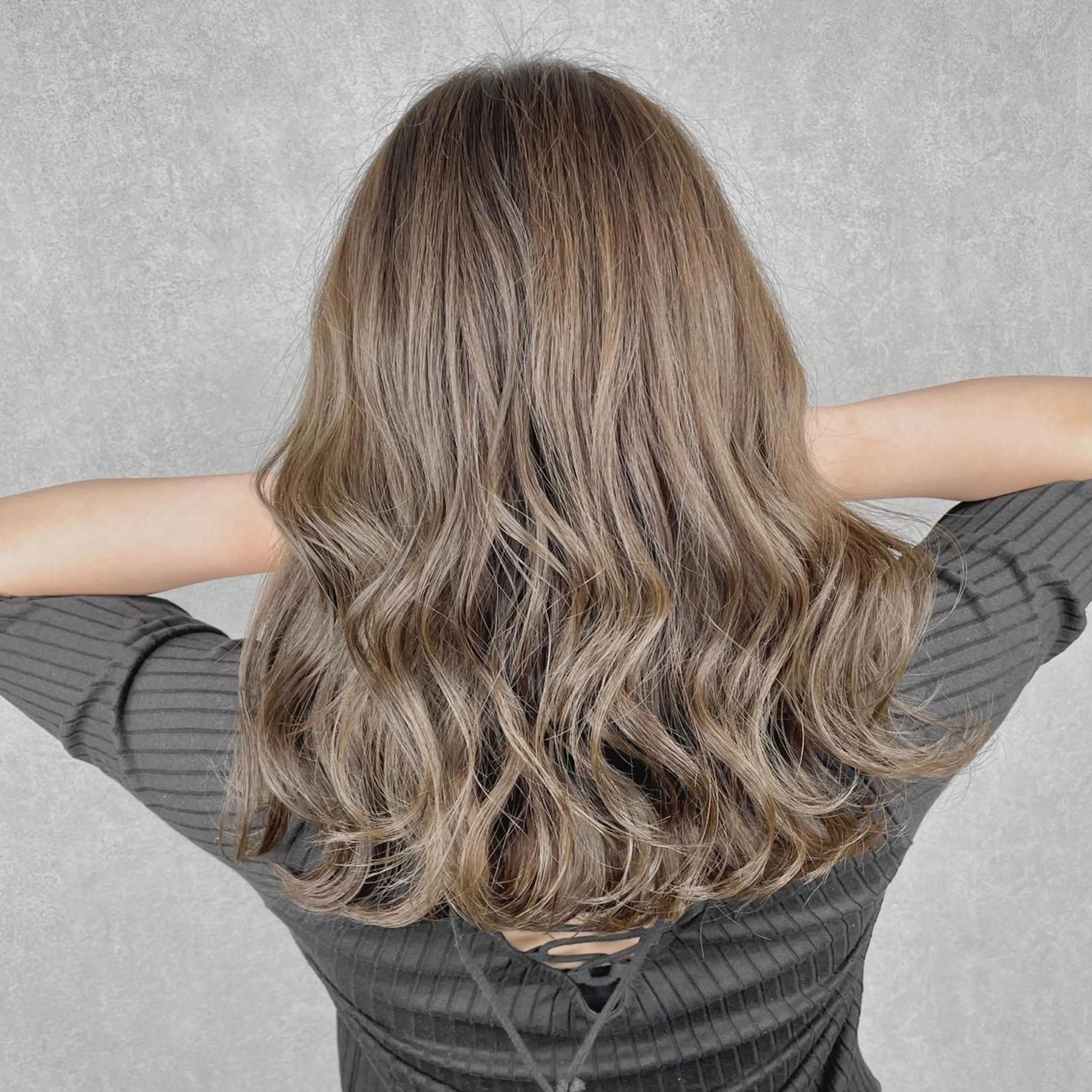 セミロング カラー カット ヘアカラー トリートメント 井本翔太.髪質改善. ベージュ.グレージュのヘアスタイル