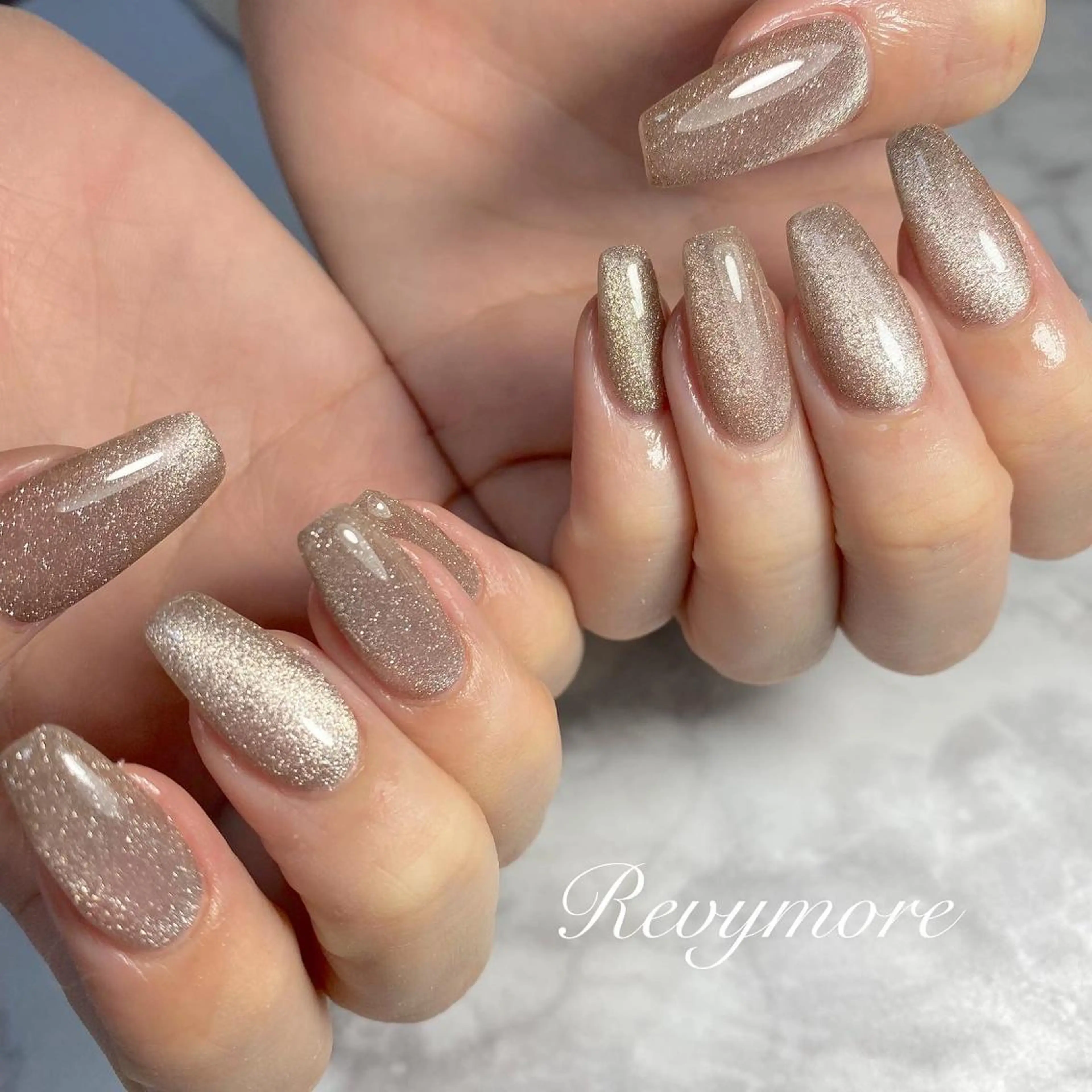 ミディアム ネイル 韓国風ヘア ジェルネイル キラキラネイル 韓国ネイル マグネットネイル nail salon Revymoreのネイルデザイン