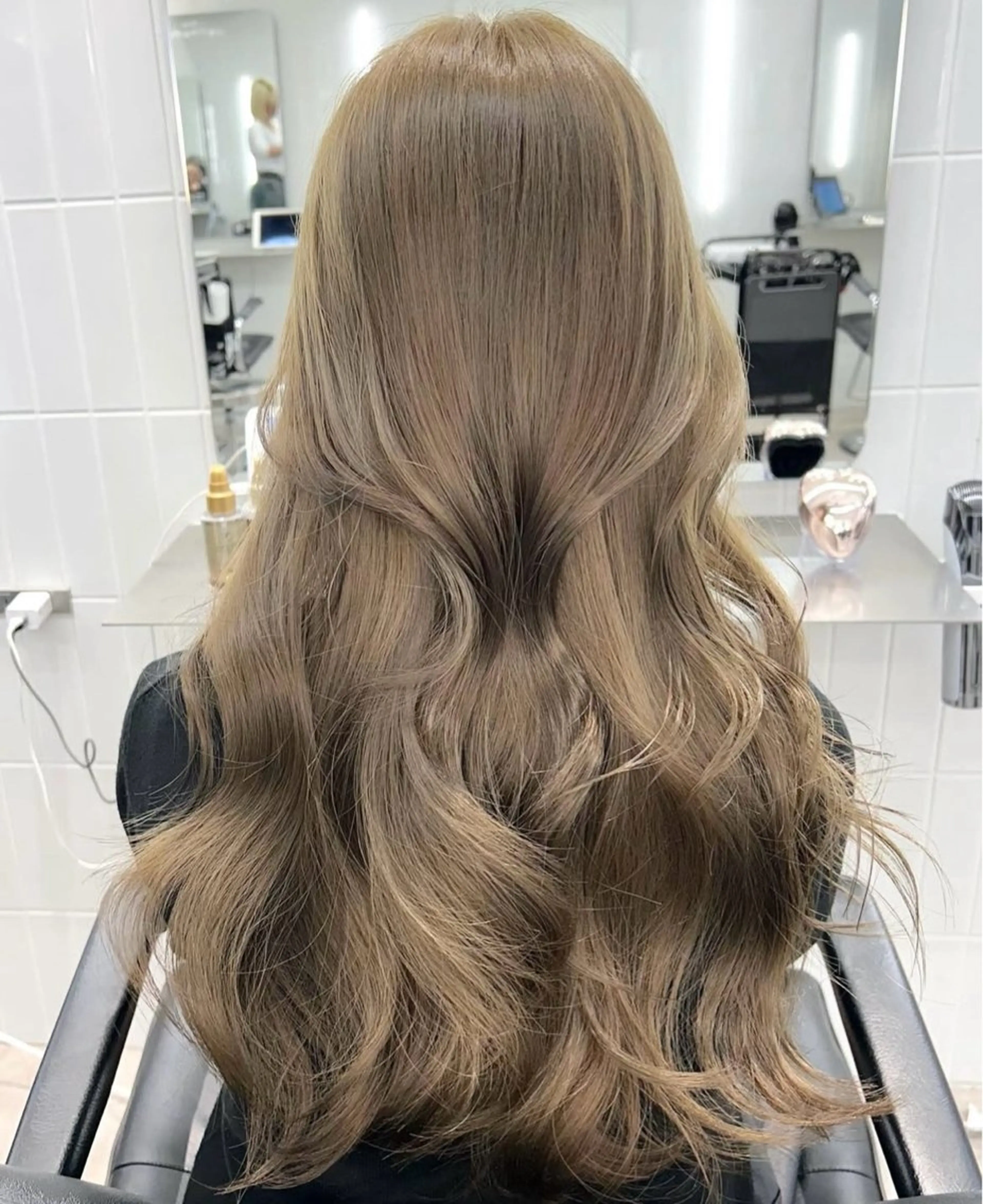 ロング カラー ベージュカラー ブリーチ ハイトーンカラー ミルクティーベージュ ヘアカラー 表参道/ハイライト バレイヤージュのヘアスタイル