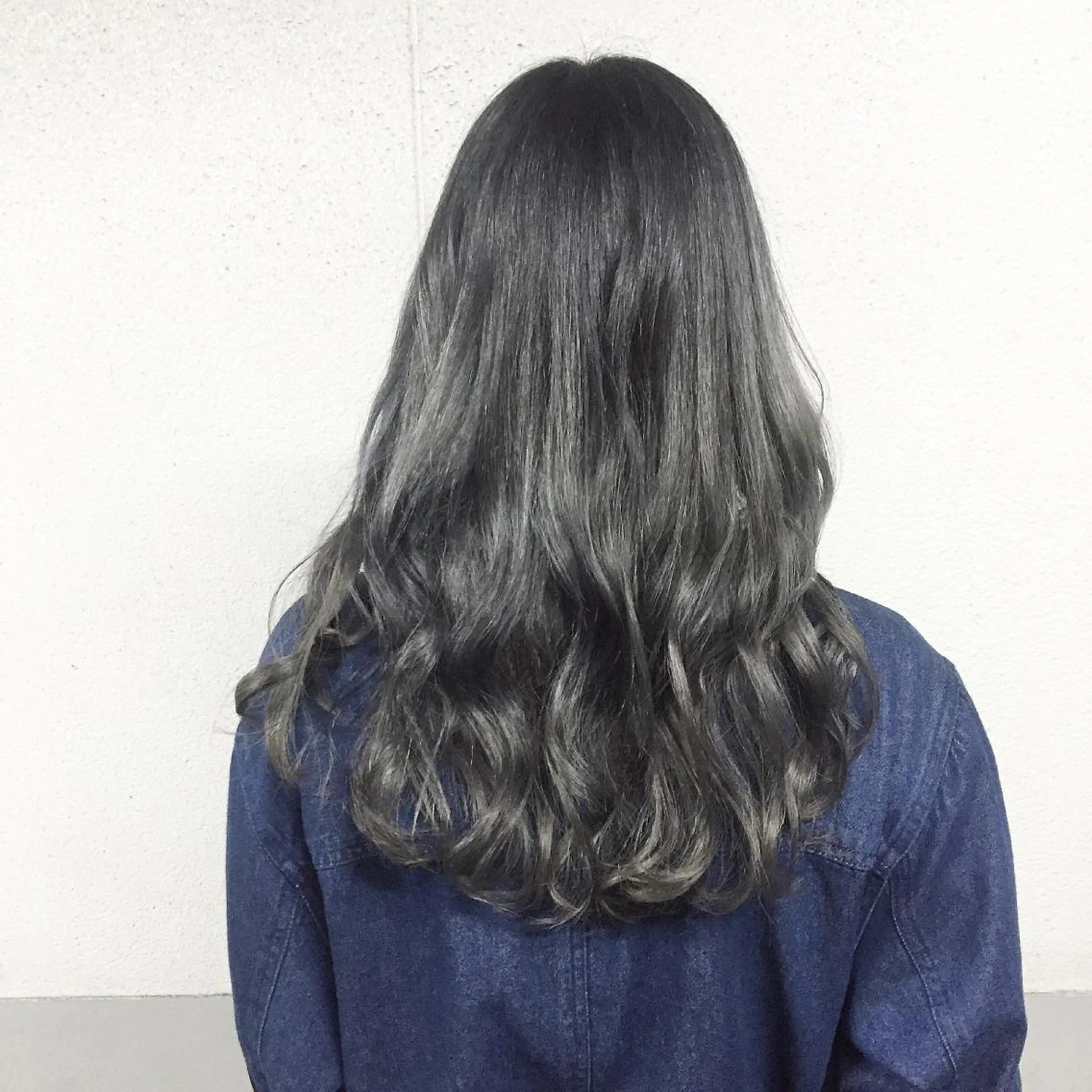 ロング カラー ブルーカラー ブルーグレー ブルーグレージュ 透明感カラー グレージュ 露木 啓介のヘアスタイル