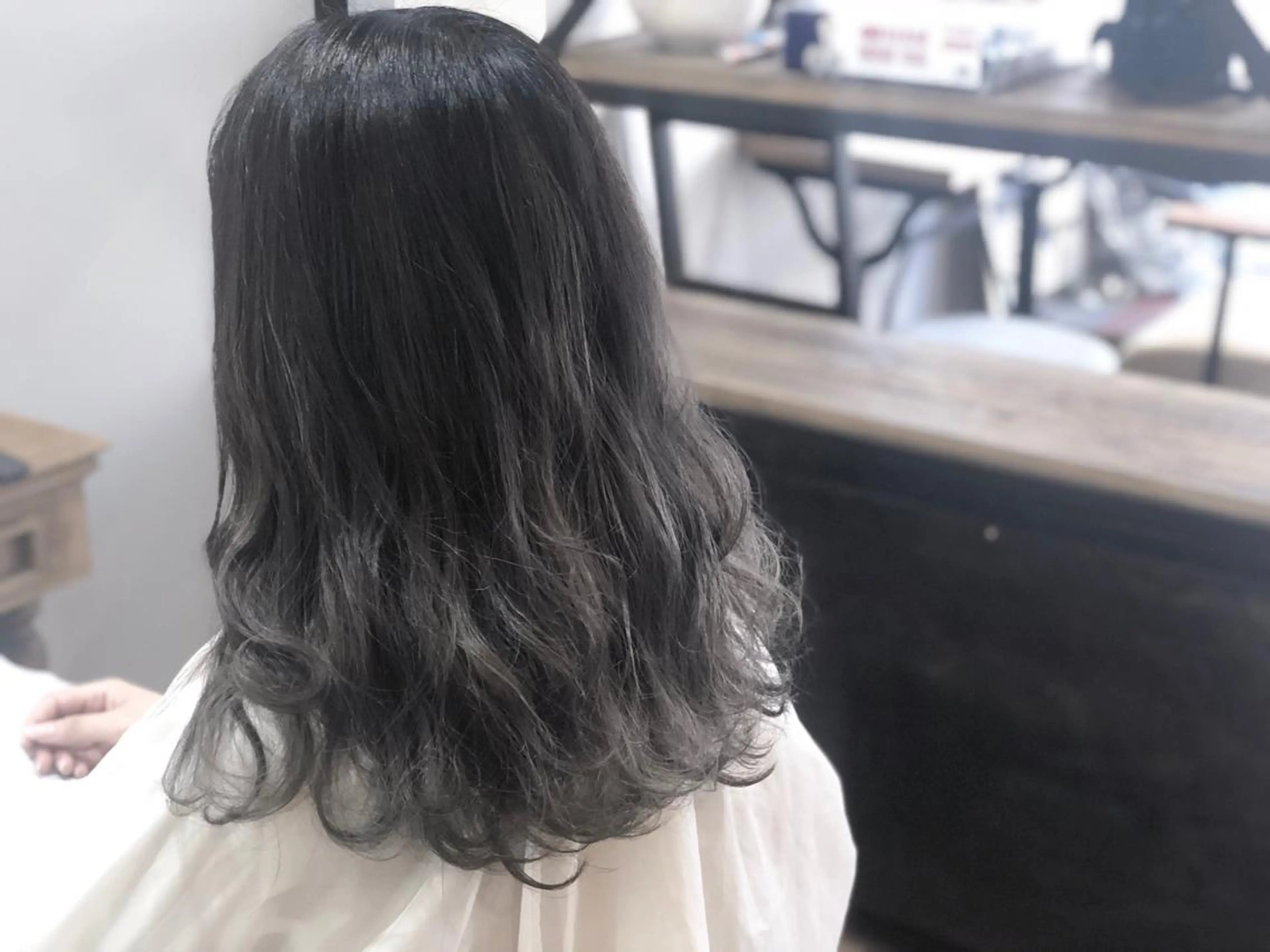 ミディアム カラー バレイヤージュ グラデーションカラー レイヤーカット てんま さやかのヘアスタイル