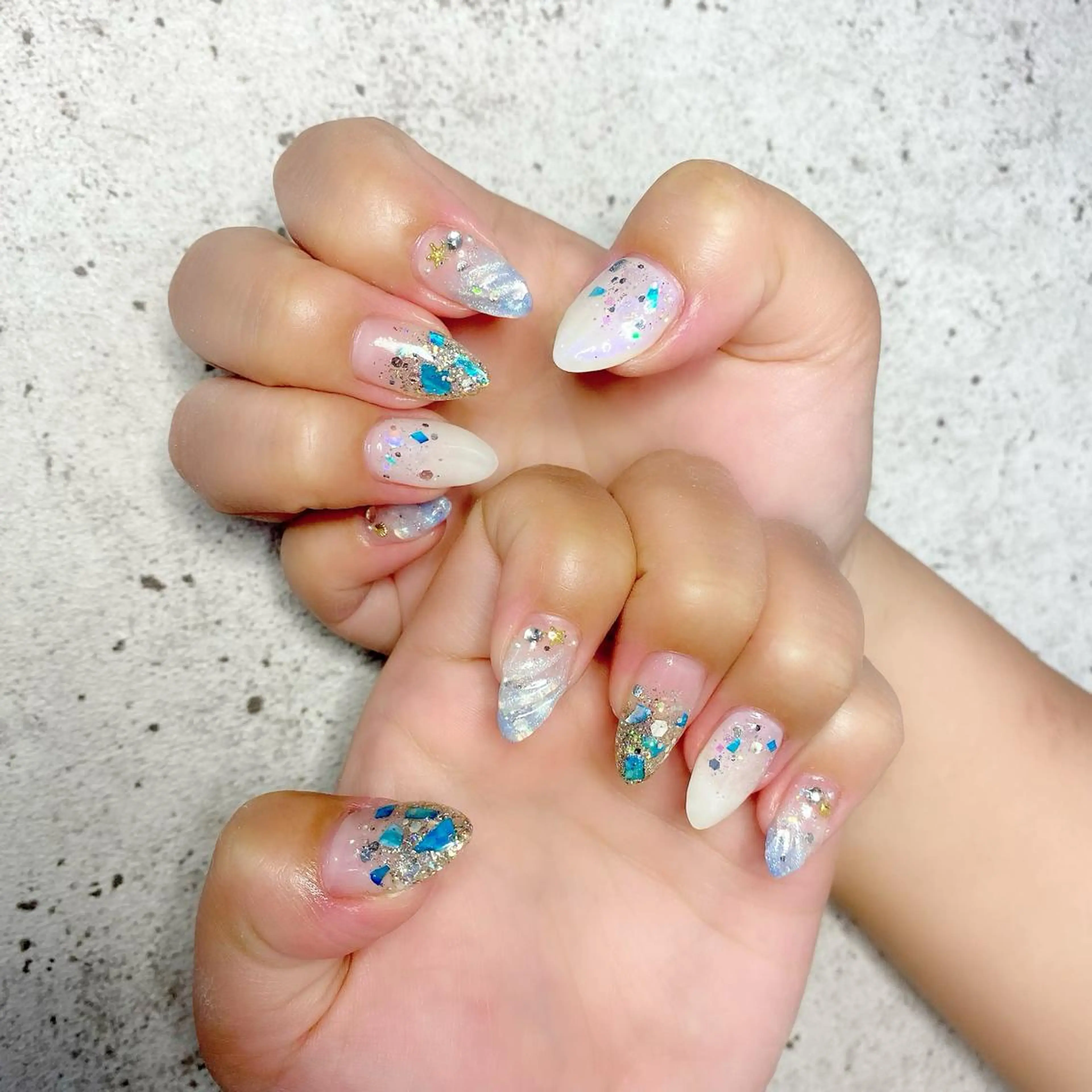 セミロング カラー パーマ ヘアアレンジ メンズ キッズ ネイル マツエク・マツパ アイブロウ ブルーカラー ブルー キラキラネイル 夏ネイル ホワイト ハンドネイル Salon Ｋのネイルデザイン