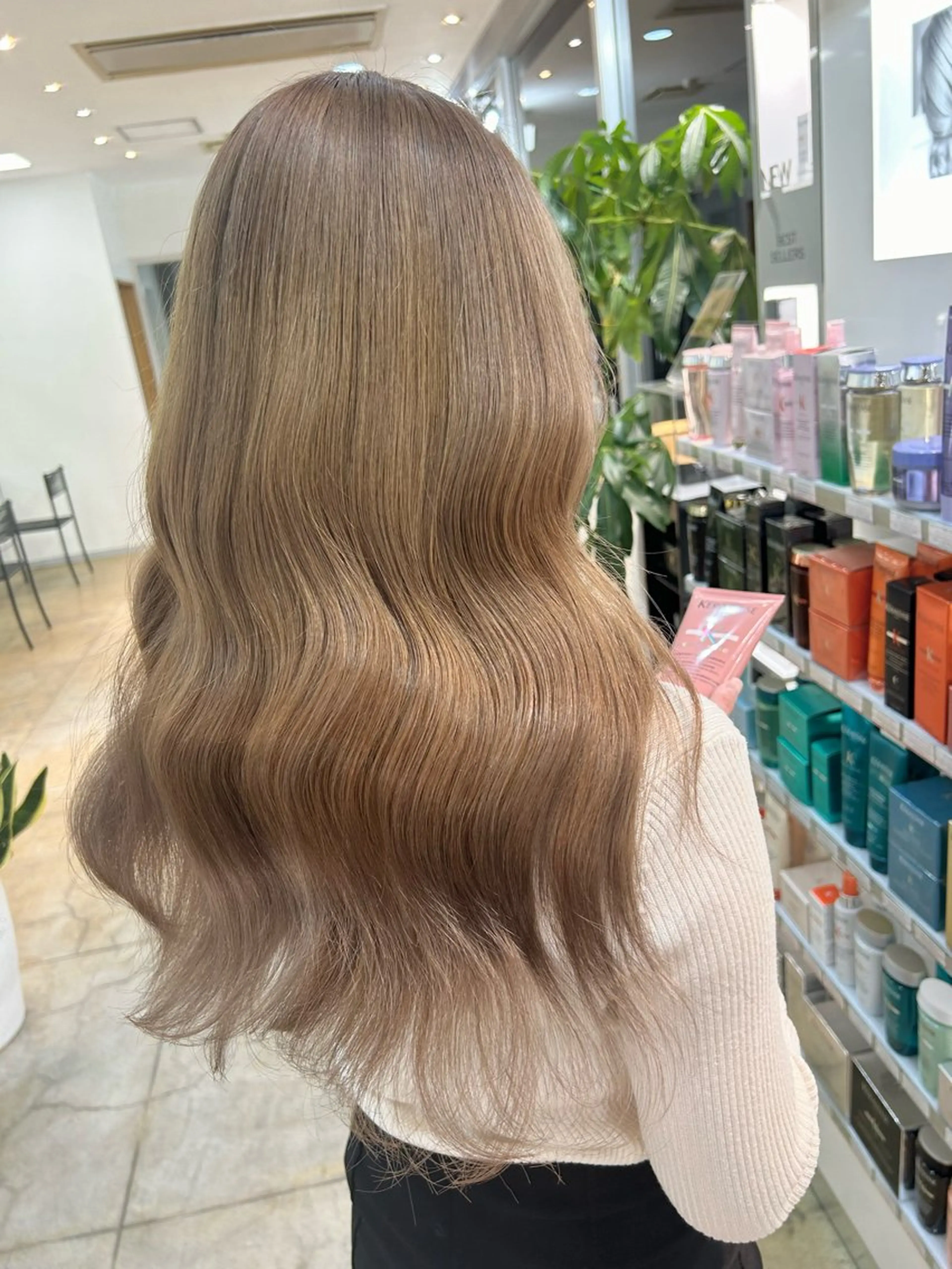 ロング カラー ベージュカラー ブリーチ ミルクティーベージュ 小澤 志穂のヘアスタイル