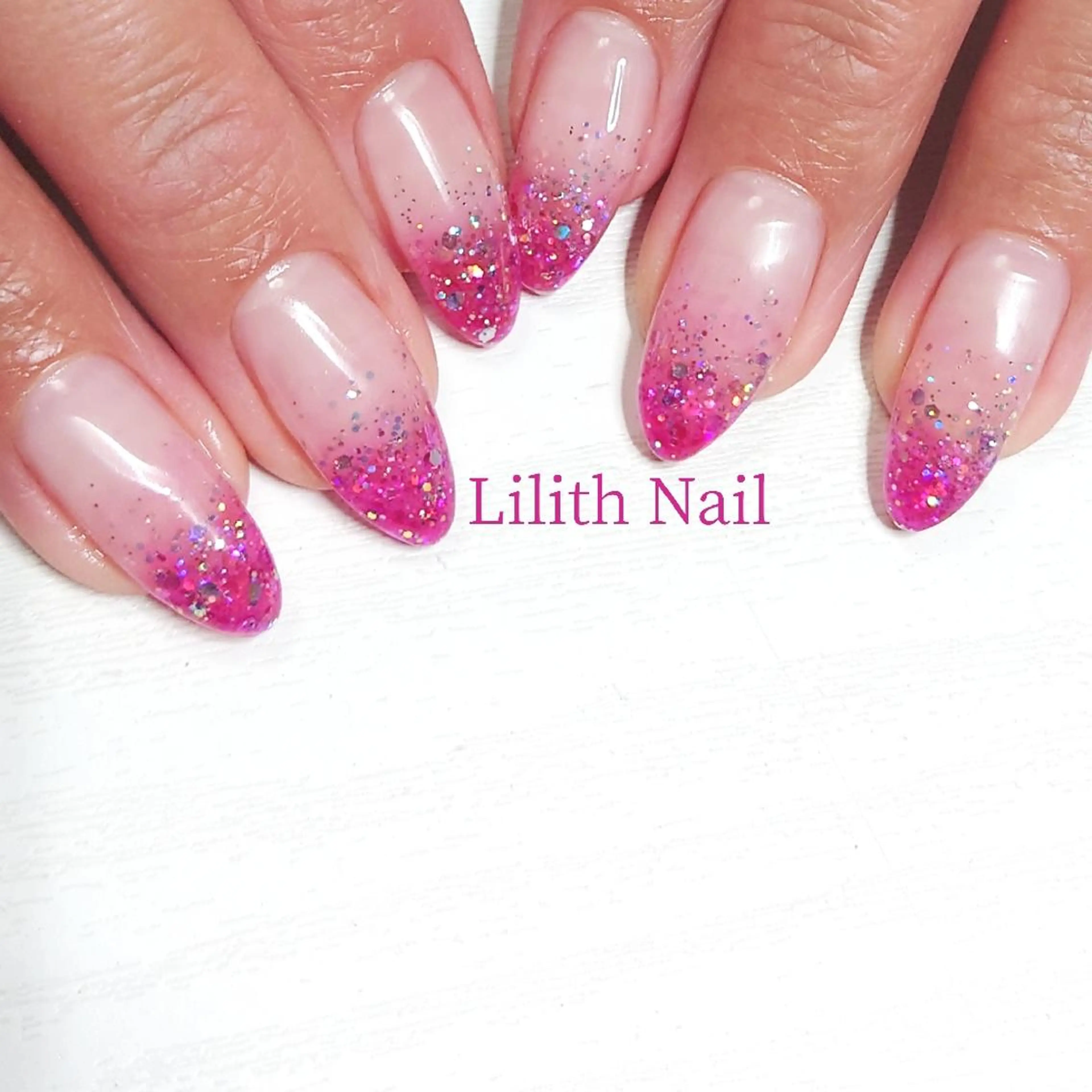 ネイル クリアネイル グラデーション ラメ(グリッター) ラメグラデーション ピンク ハンドネイル Lilith Nailのネイルデザイン