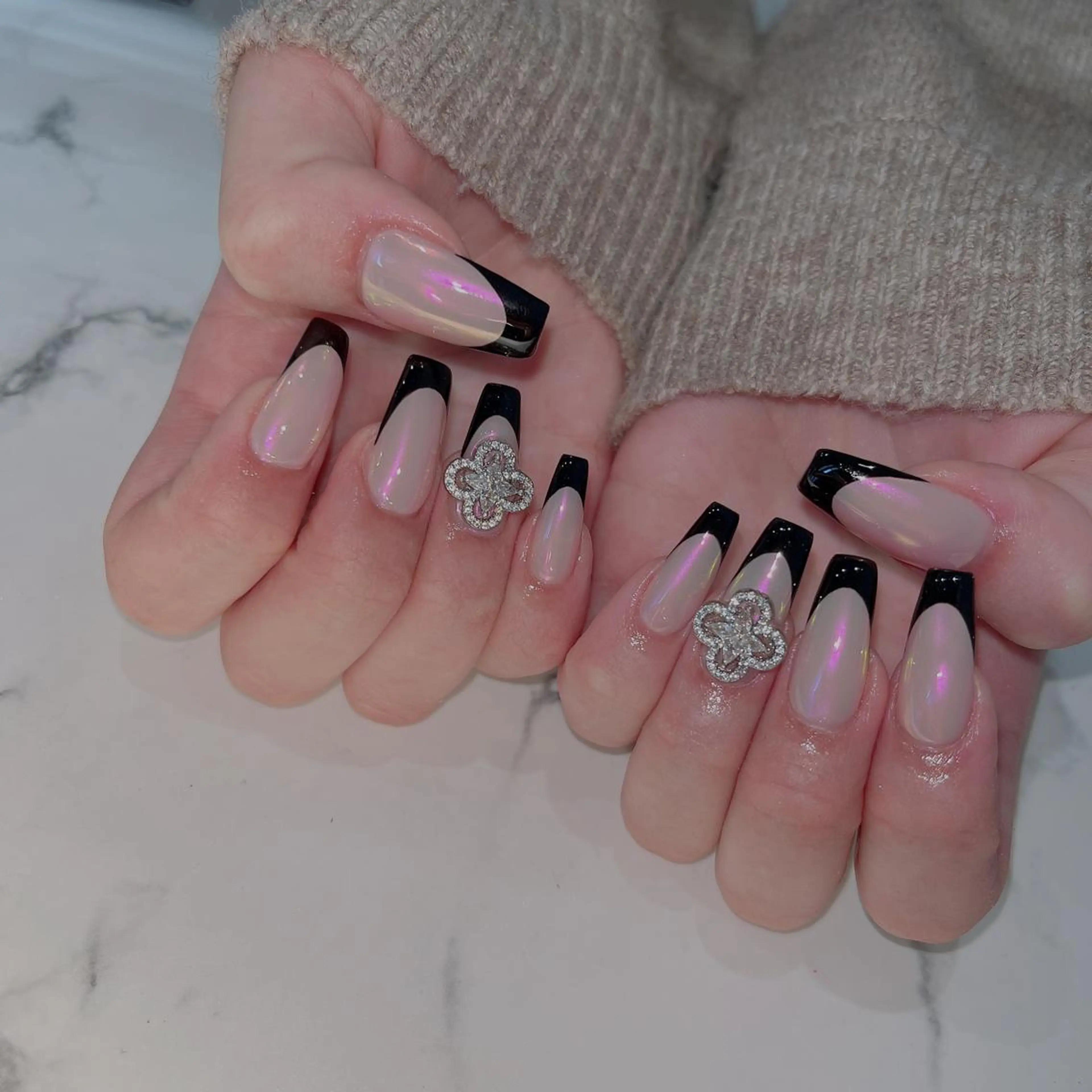 ネイル フットネイル フレンチネイル ジェルネイル ラメ(グリッター) ラメグラデーション ハンドネイル NEO Beauty Salon所属・𝐍𝐄𝐎 𝐉𝐔𝐑𝐈のネイルデザイン