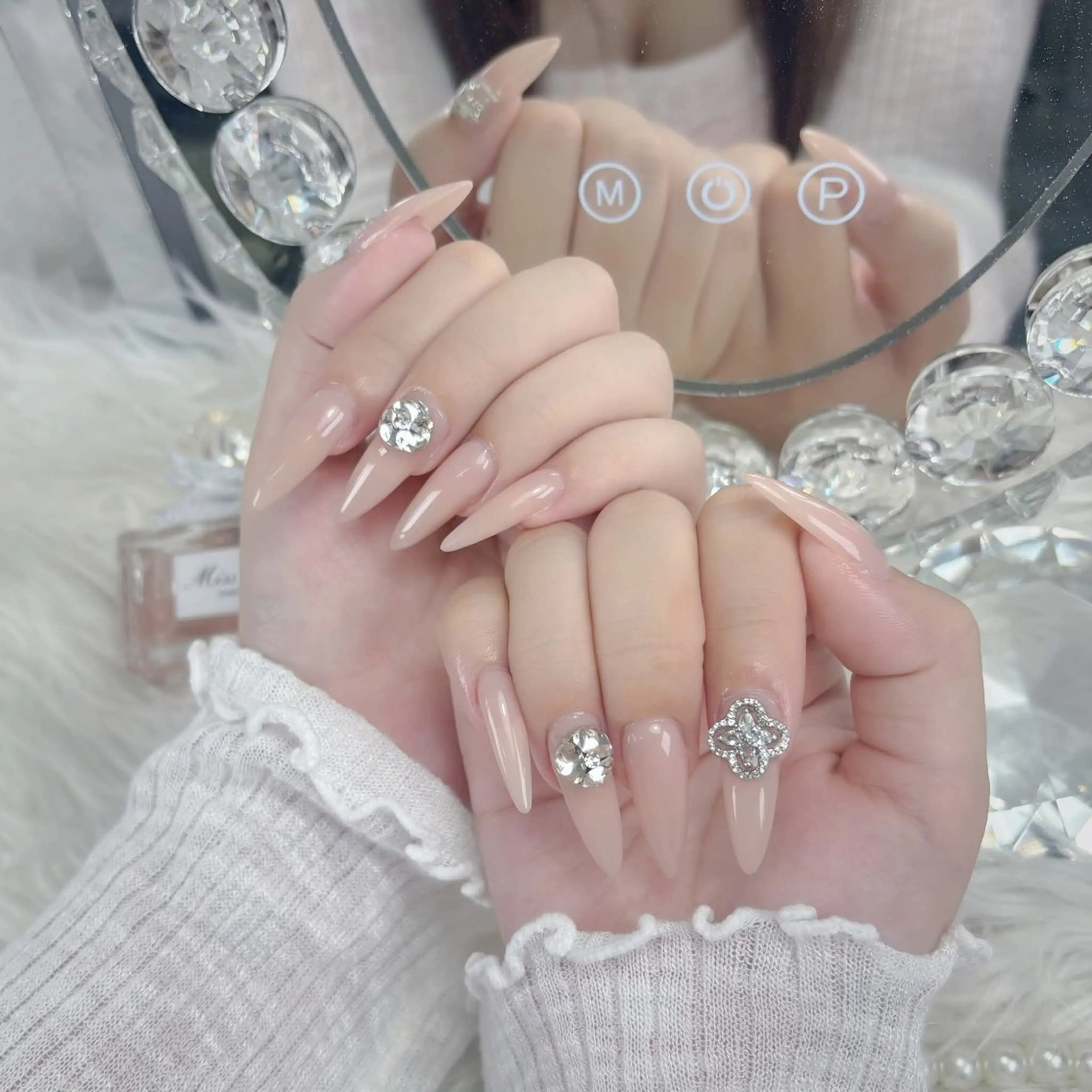 ネイル オーロラネイル チークネイル フラッシュネイル フレンチネイル ジェルネイル ハンドネイル ハンドケア Nova Nail Nambaのネイルデザイン