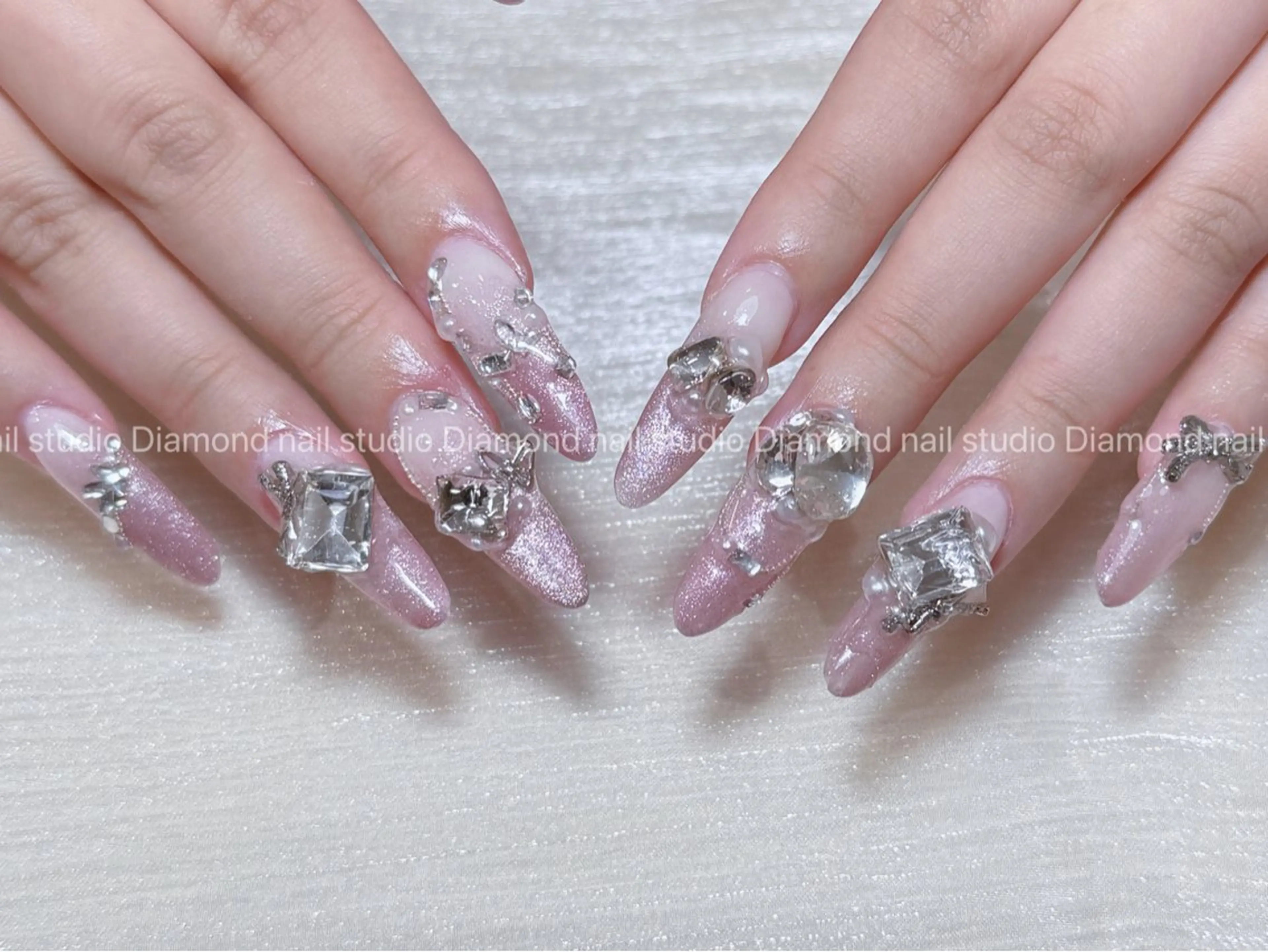 ネイル アートネイル オーロラネイル フラッシュネイル ガーリー キラキラネイル ハンドネイル Una NAILMANAMIのネイルデザイン