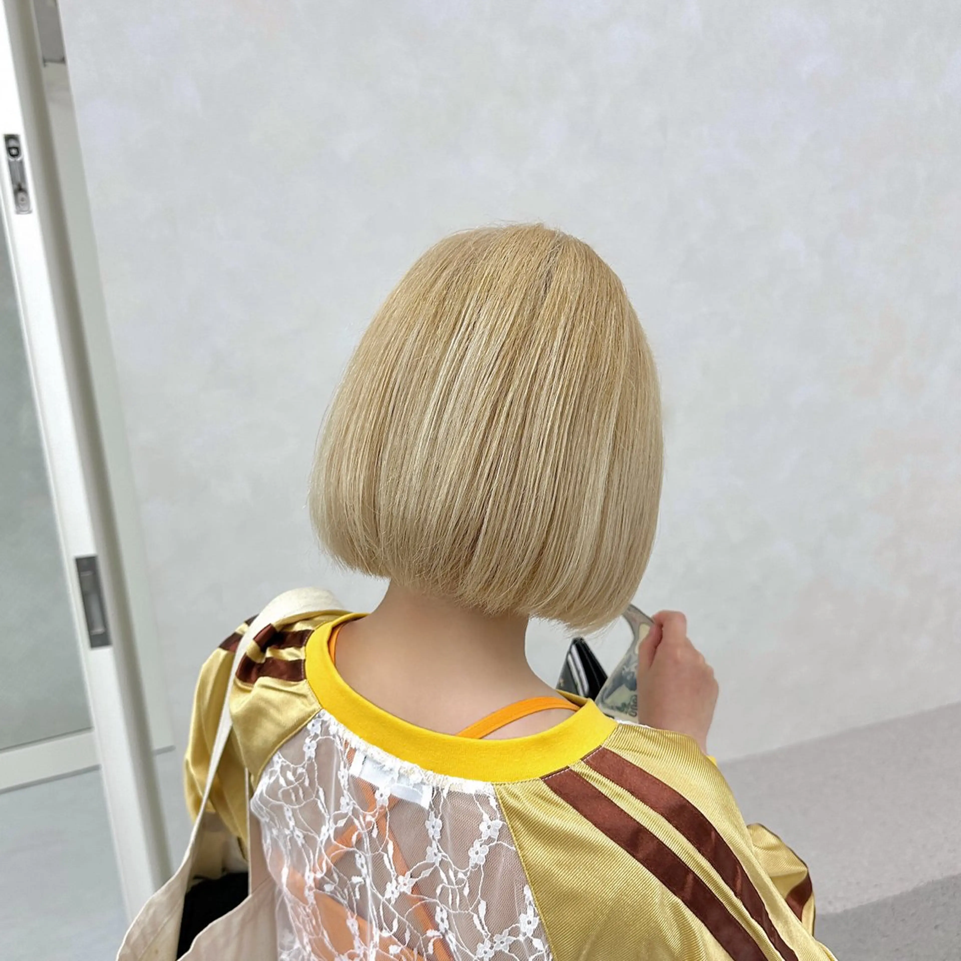 ショート カラー ベージュカラー ブリーチ ミルクティーベージュ 大場 賀句のヘアスタイル