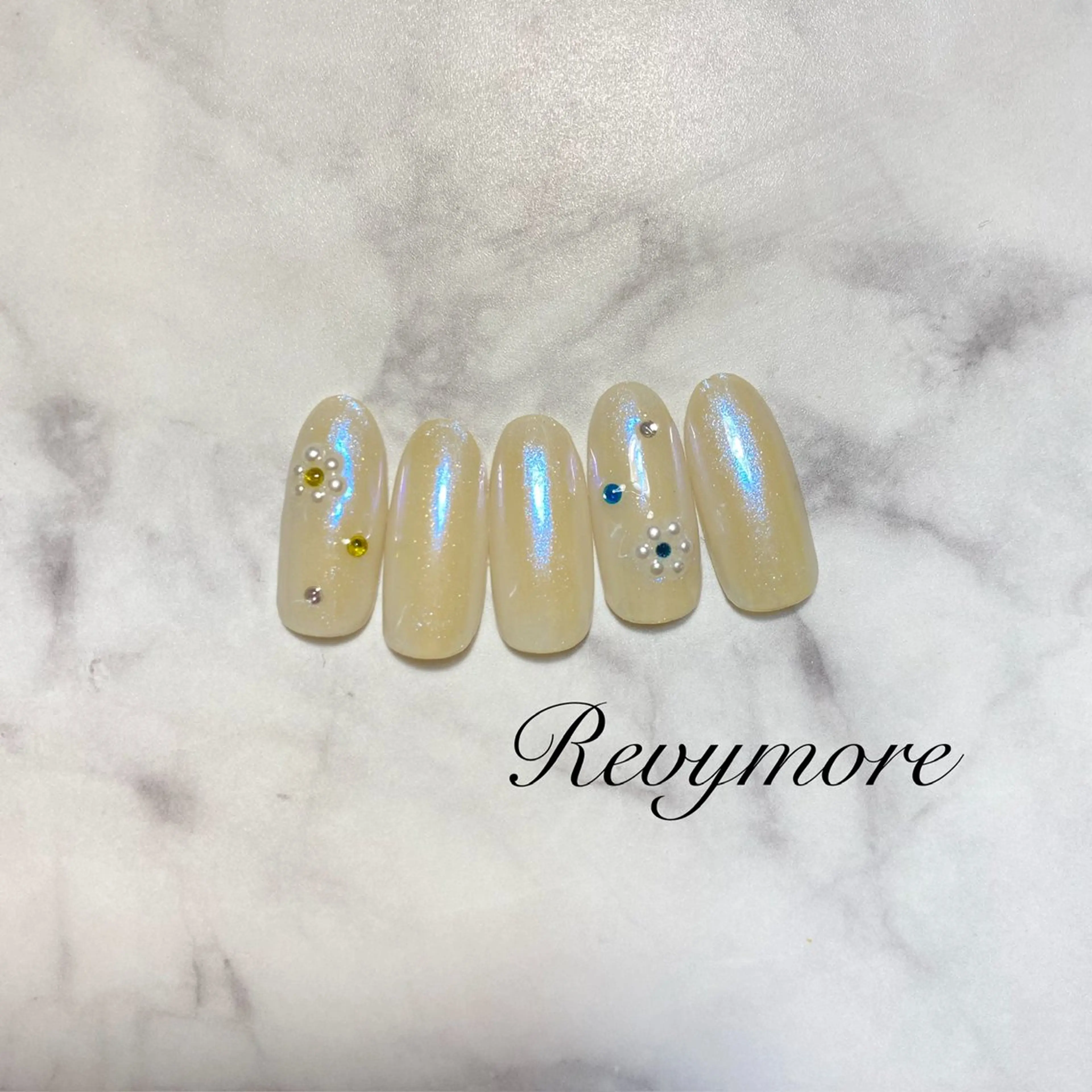 ミディアム ネイル 韓国風ヘア フラワーネイル ジェルネイル キラキラネイル 韓国ネイル nail salon Revymoreのネイルデザイン