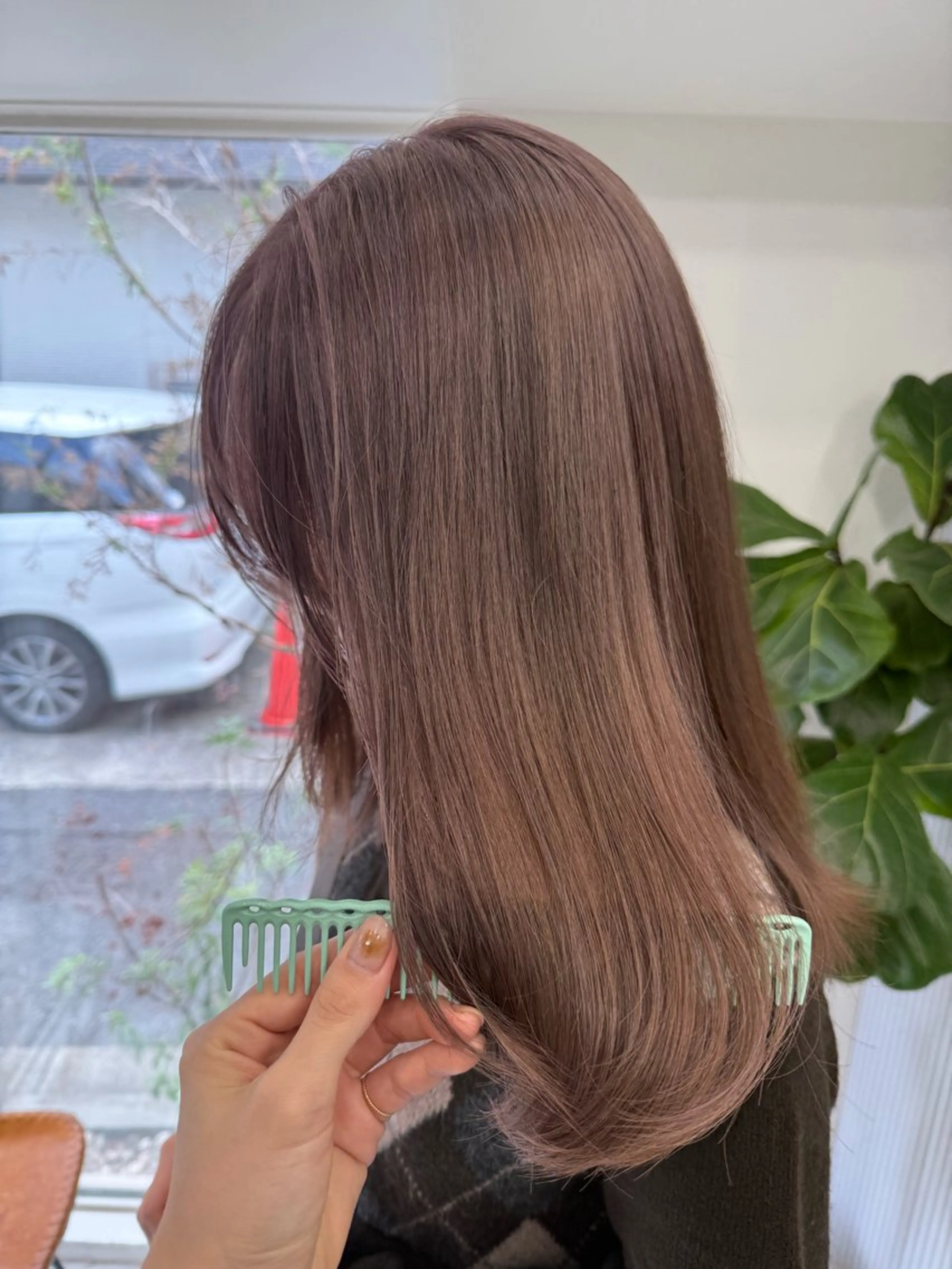 セミロング カラー ミルクティー× グレージュMOMOのヘアスタイル