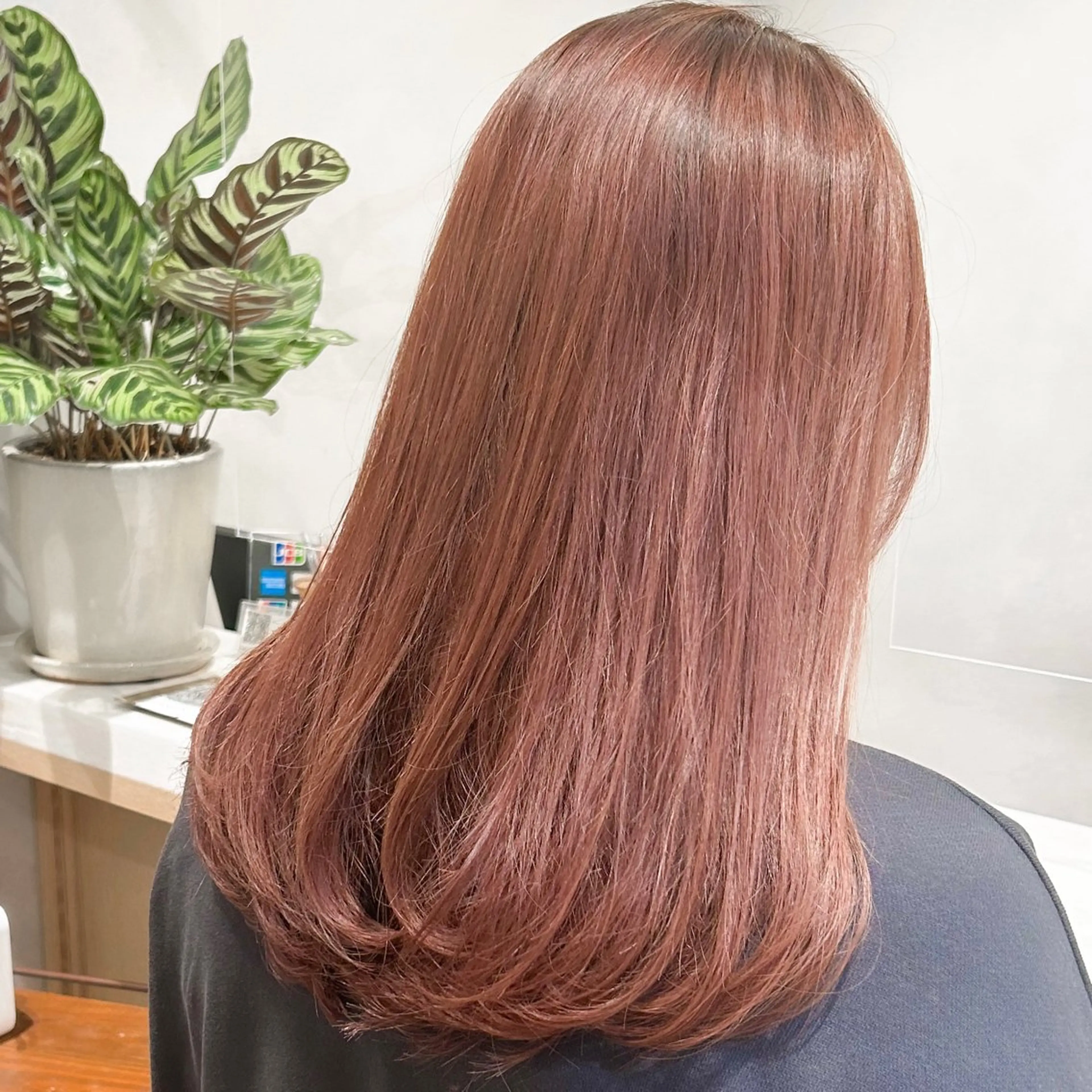 ミディアム カラー ブリーチ ハイライトカラー オレンジピンク ハイライト 艶透明感カラー/ ルーズパーマ/田中のヘアスタイル