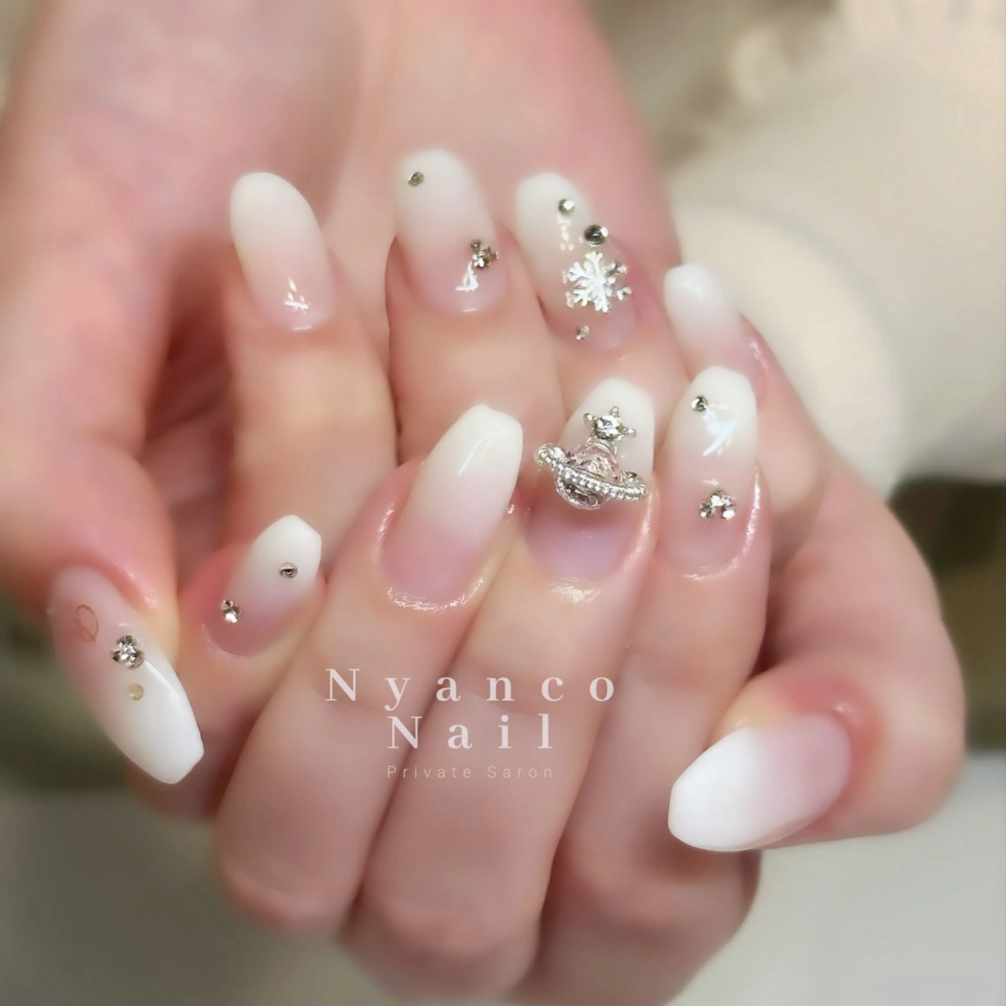 ネイル ジェルネイル グラデーション キラキラネイル ワンホンネイル 冬ネイル Nyanco Nailのネイルデザイン