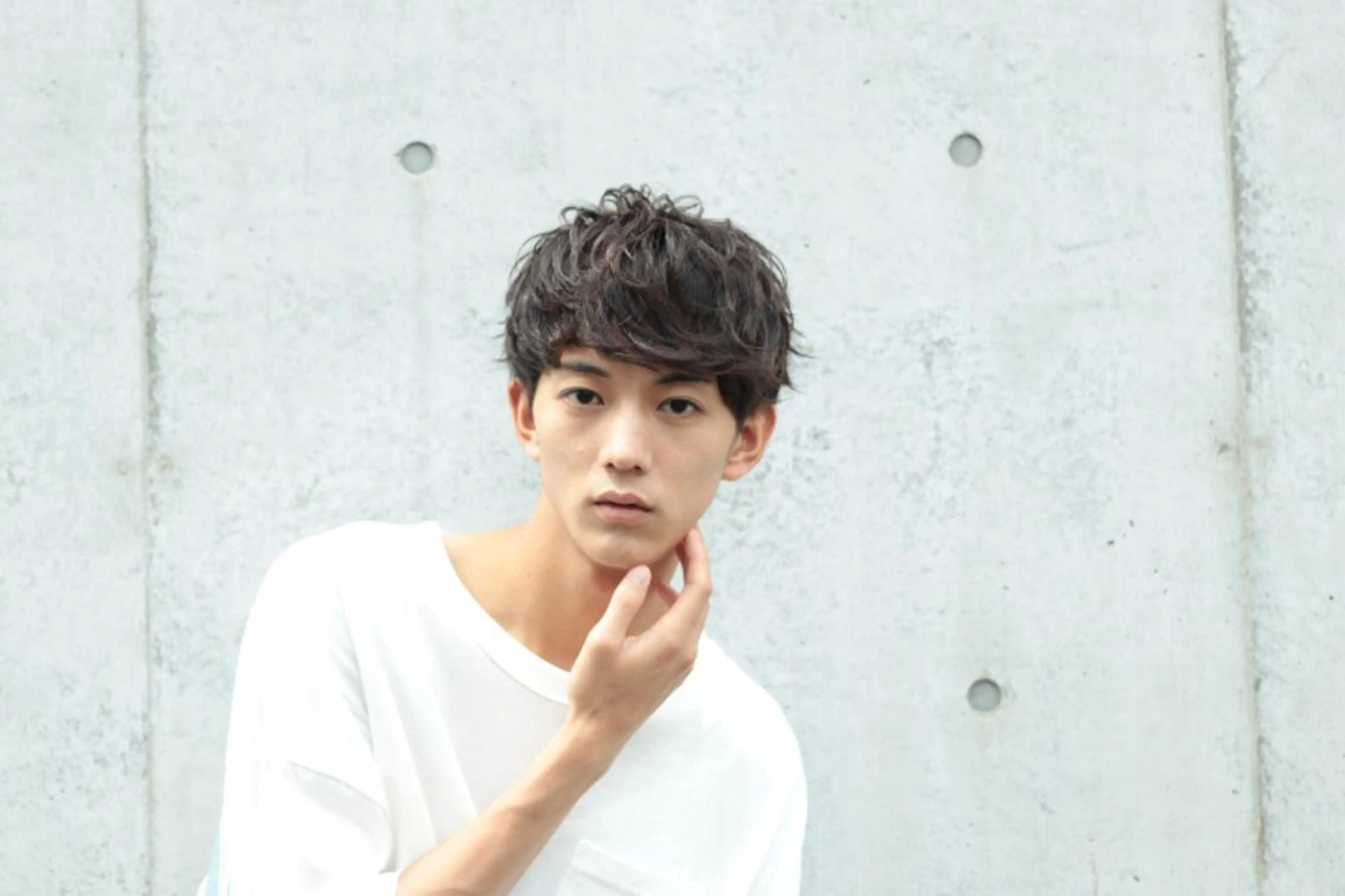 ショート カラー パーマ ヘアアレンジ メンズ メンズブリーチ メンズハイライト マッシュ メンズパーマ ブリーチ 【ツヤ髪美容師】 ツダケイスケのヘアスタイル