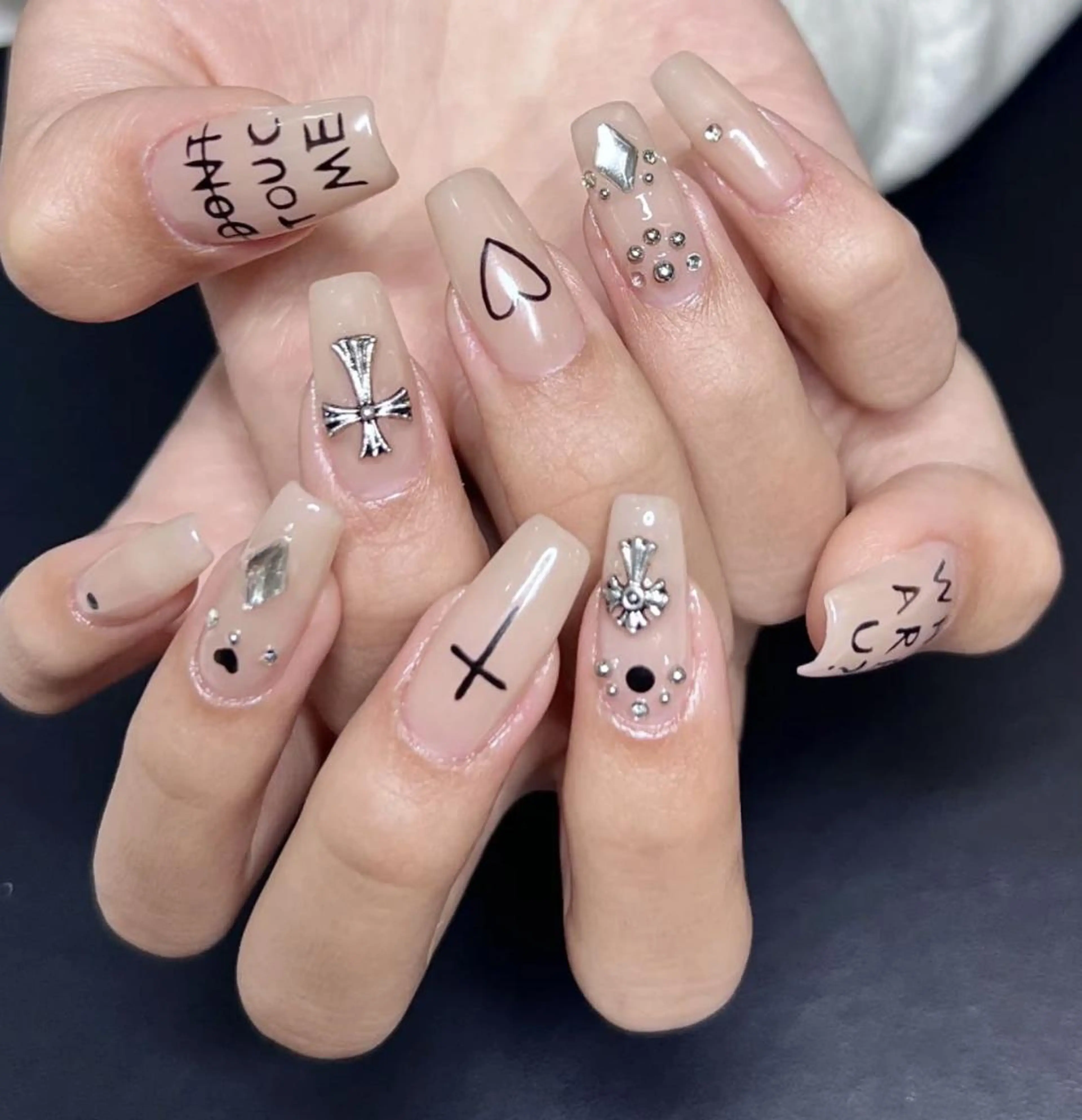 ネイル アートネイル 長さ出し ネイルチップ Queens 榊 まおのネイルデザイン