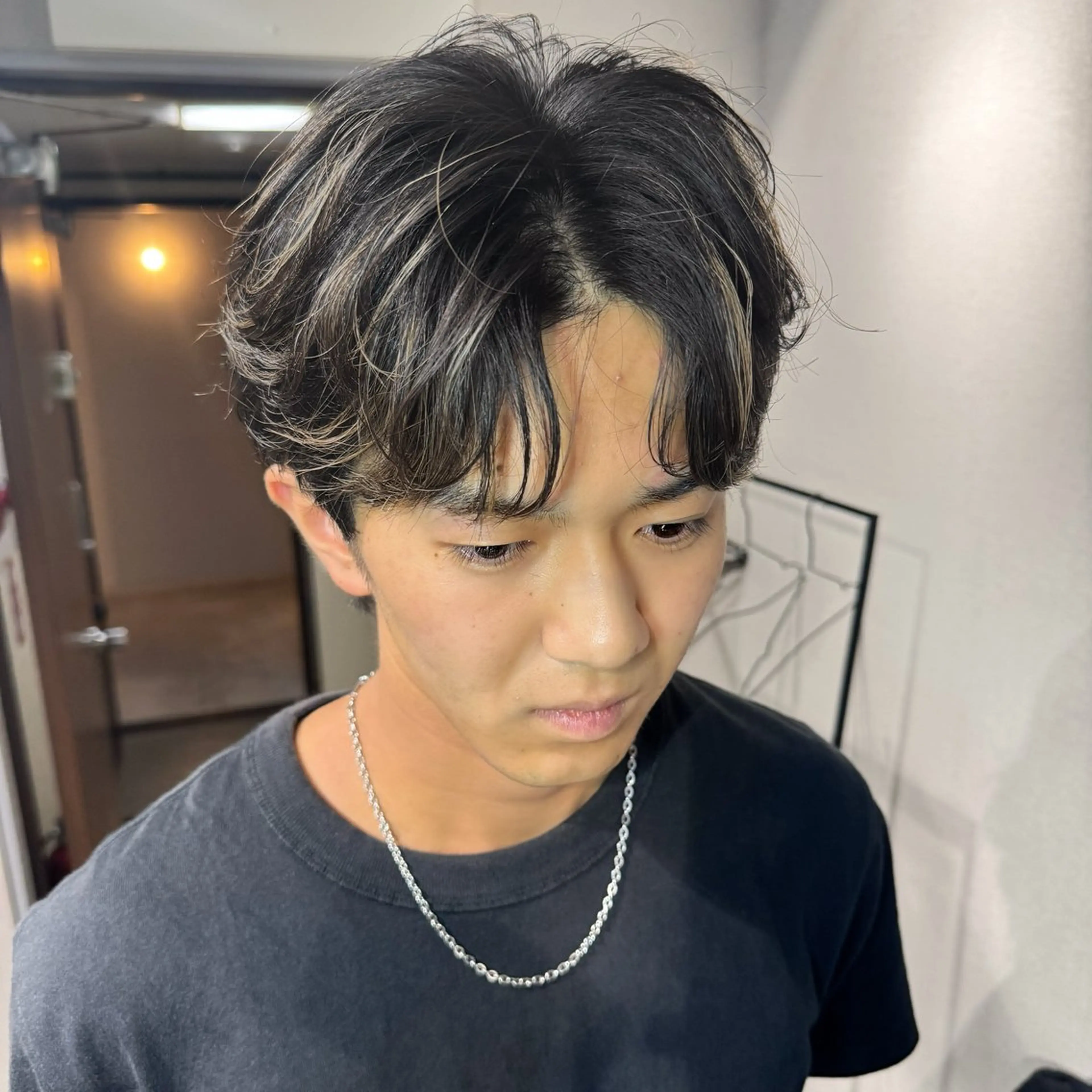 メンズ メンズブリーチ ビジネス メンズハイライト カット ヘアカラー ヘアセット シャドウ/フェザー ニュアンスヘアメンズのヘアスタイル