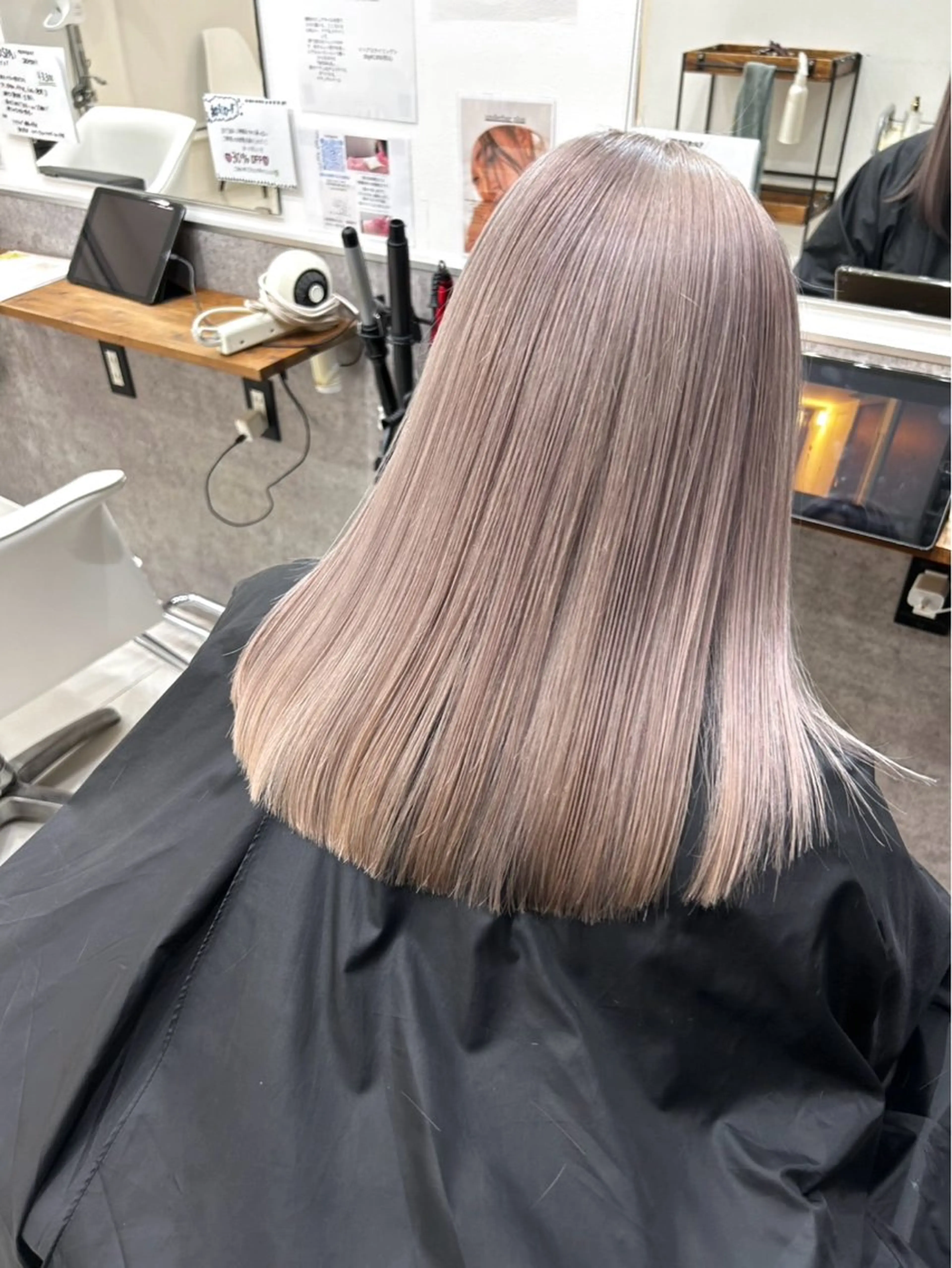 セミロング カラー ベージュカラー ホワイトベージュ ヘアカラー トリートメント VIRAL ヴァイラルのヘアスタイル