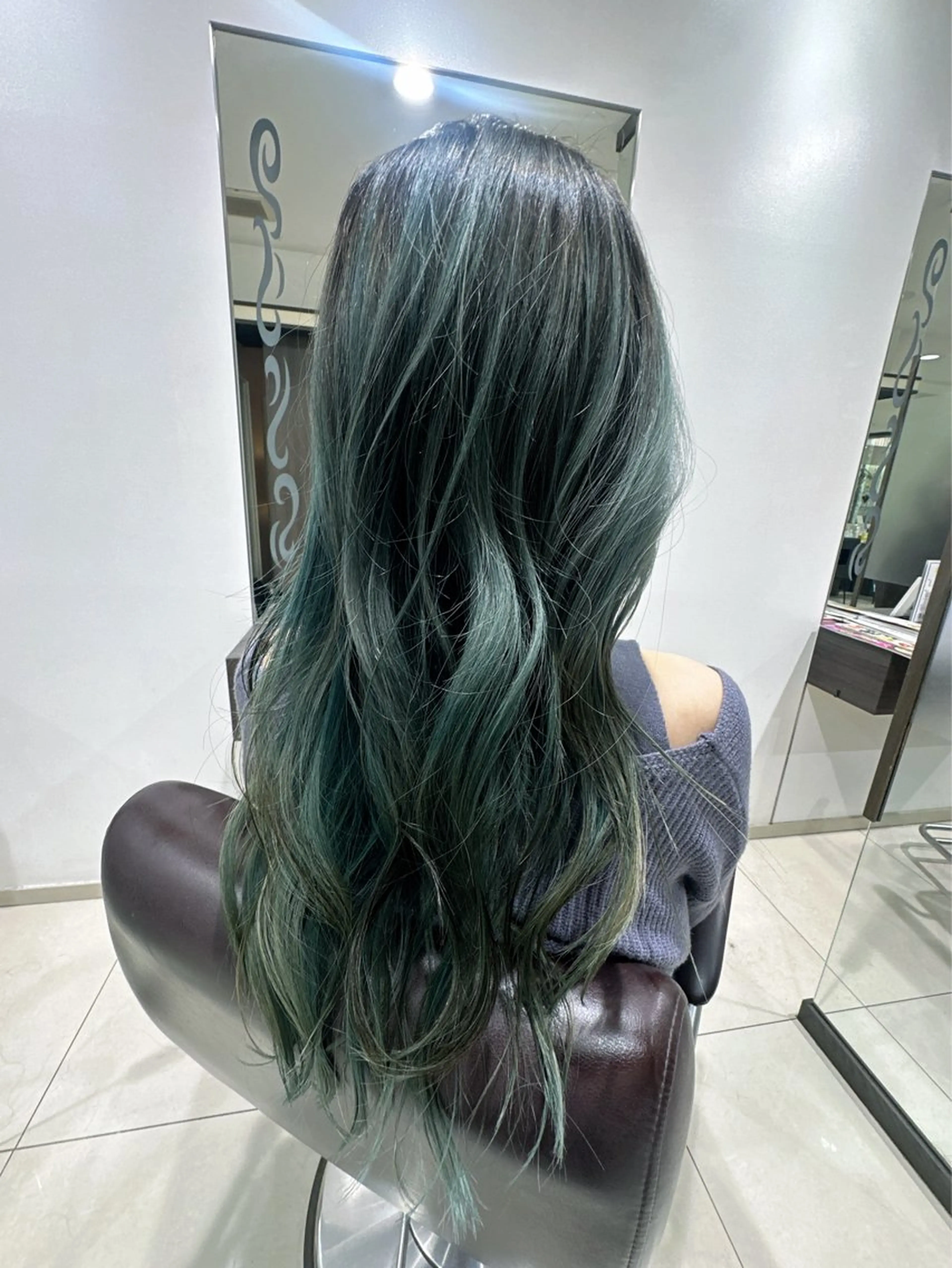 セミロング レイヤーカット レイヤー 艶々カラーのヘアスタイル